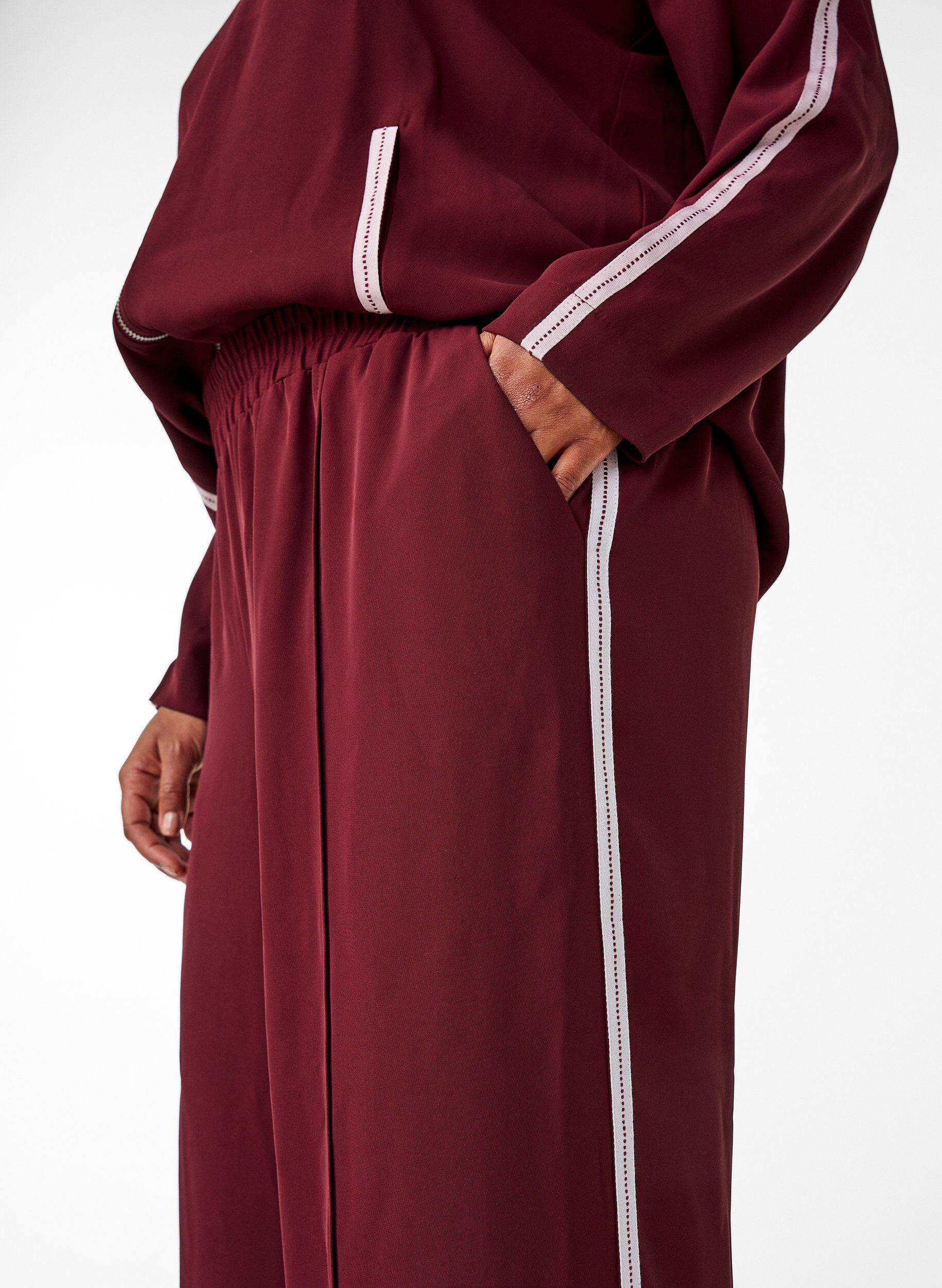 Zizzi Sportiga byxor med raka ben och sidostripes, M&ouml;rk Bordeaux, Model image number 3