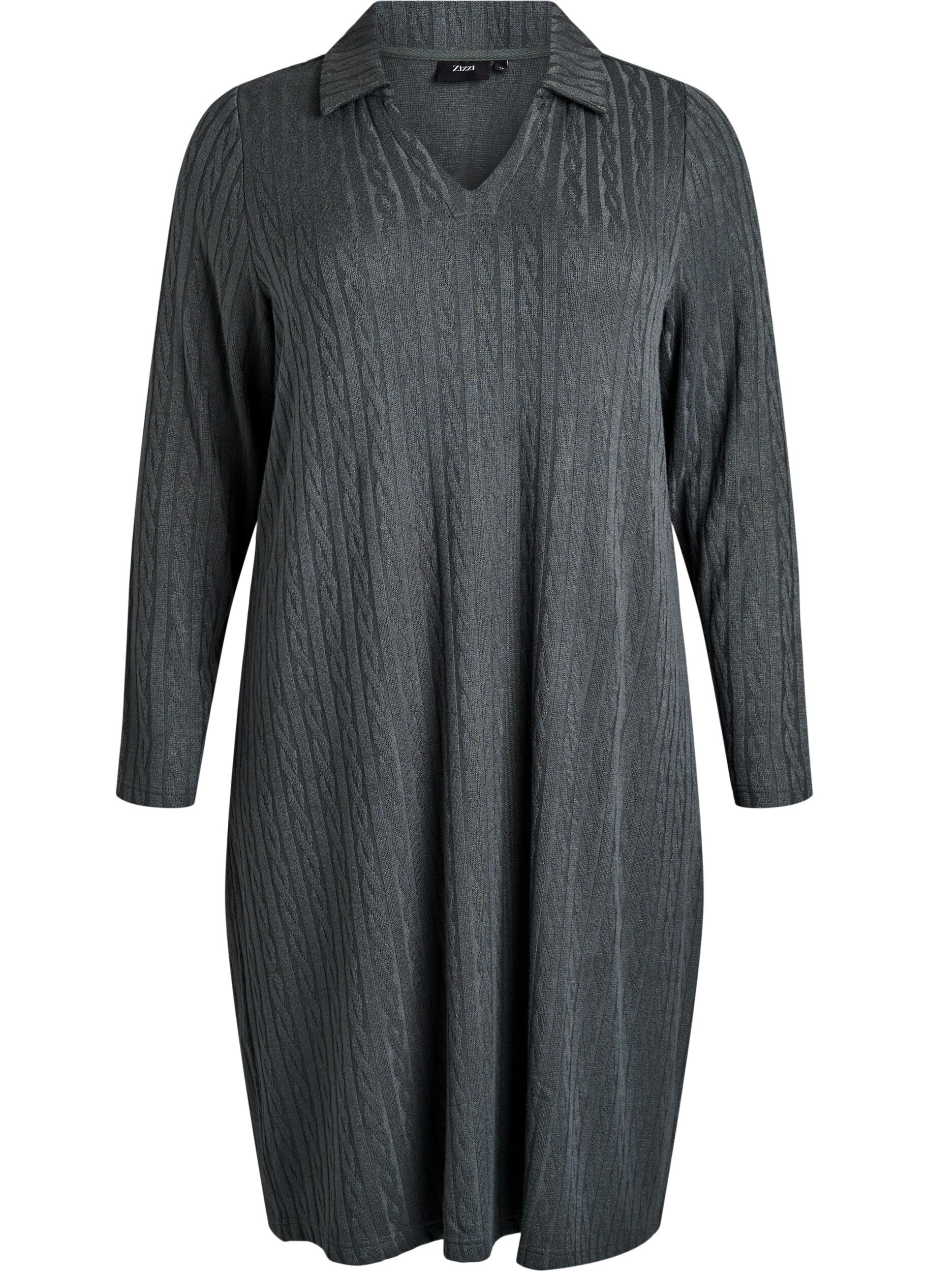 Kabelstickad kl&auml;nning med v-ringning