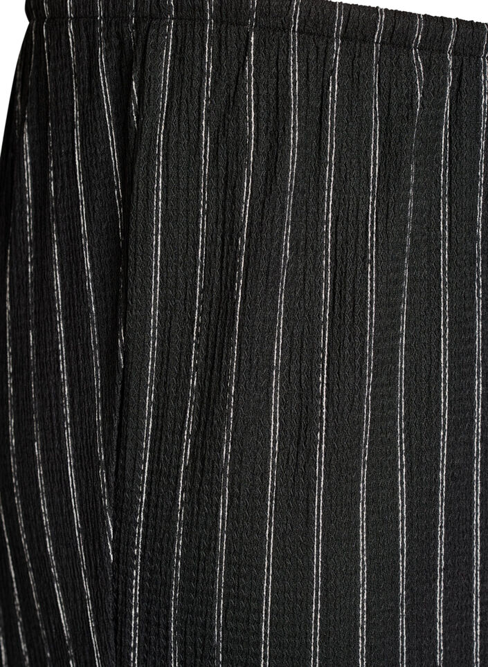 Byxor med vida ben i ett l&auml;tt tyg med textur, Svart, Packshot image number 2