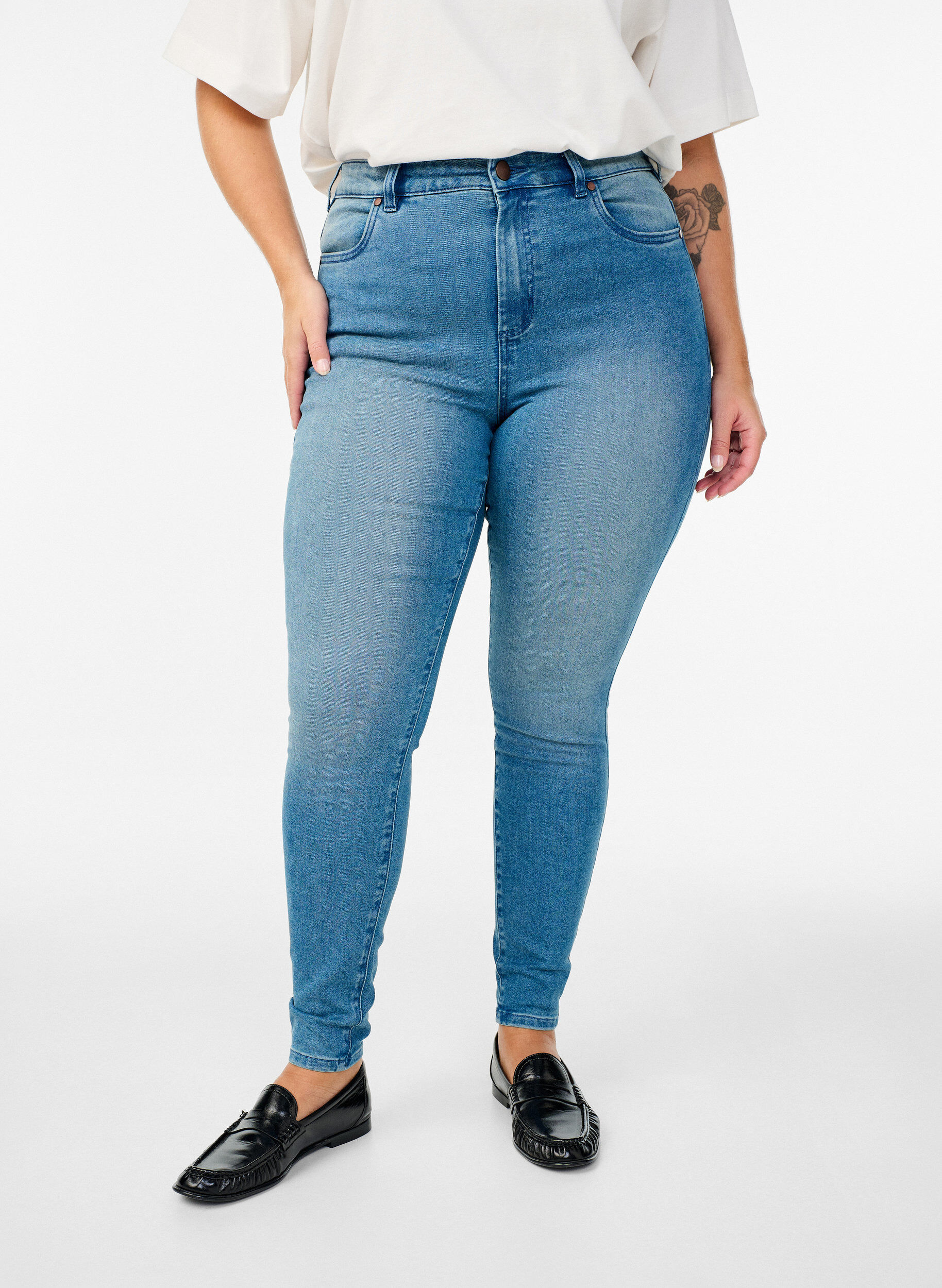 Zizzi Supersmala Amy-jeans med h&ouml;g midja, Bl&aring;, Model image number 2