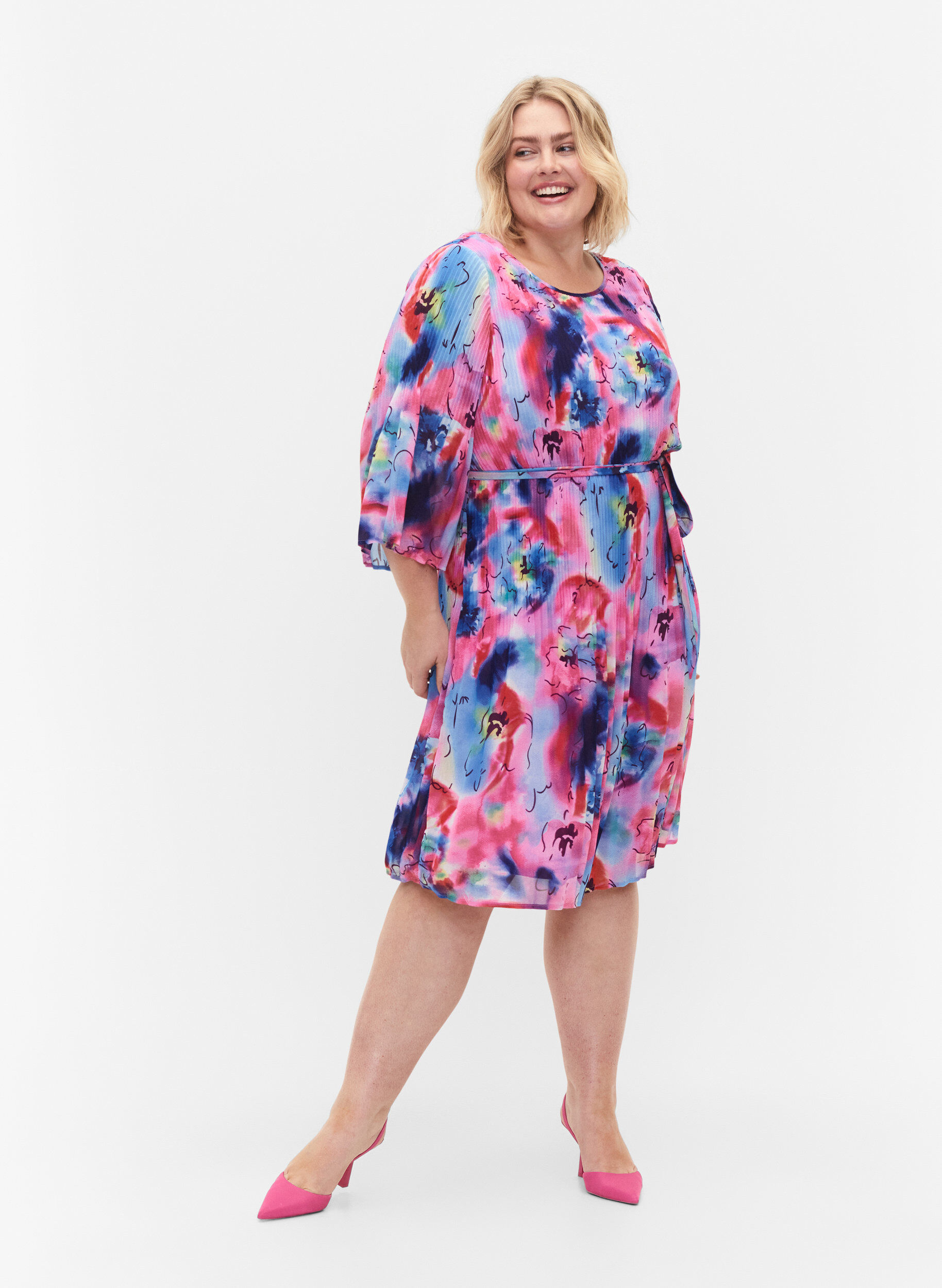 Zizzi Plisserad kl&auml;nning med m&ouml;nster och knytband, Lavender Space AOP, Model image number 3