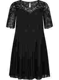 Kortärmad klänning med spets, Black