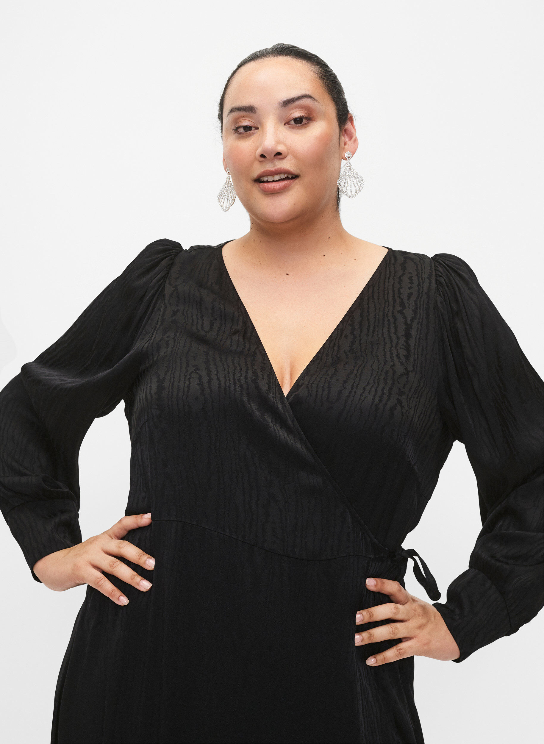 Zizzi L&aring;ng&auml;rmad viskoskl&auml;nning med ton-i-ton m&ouml;nster, Black, Model image number 2