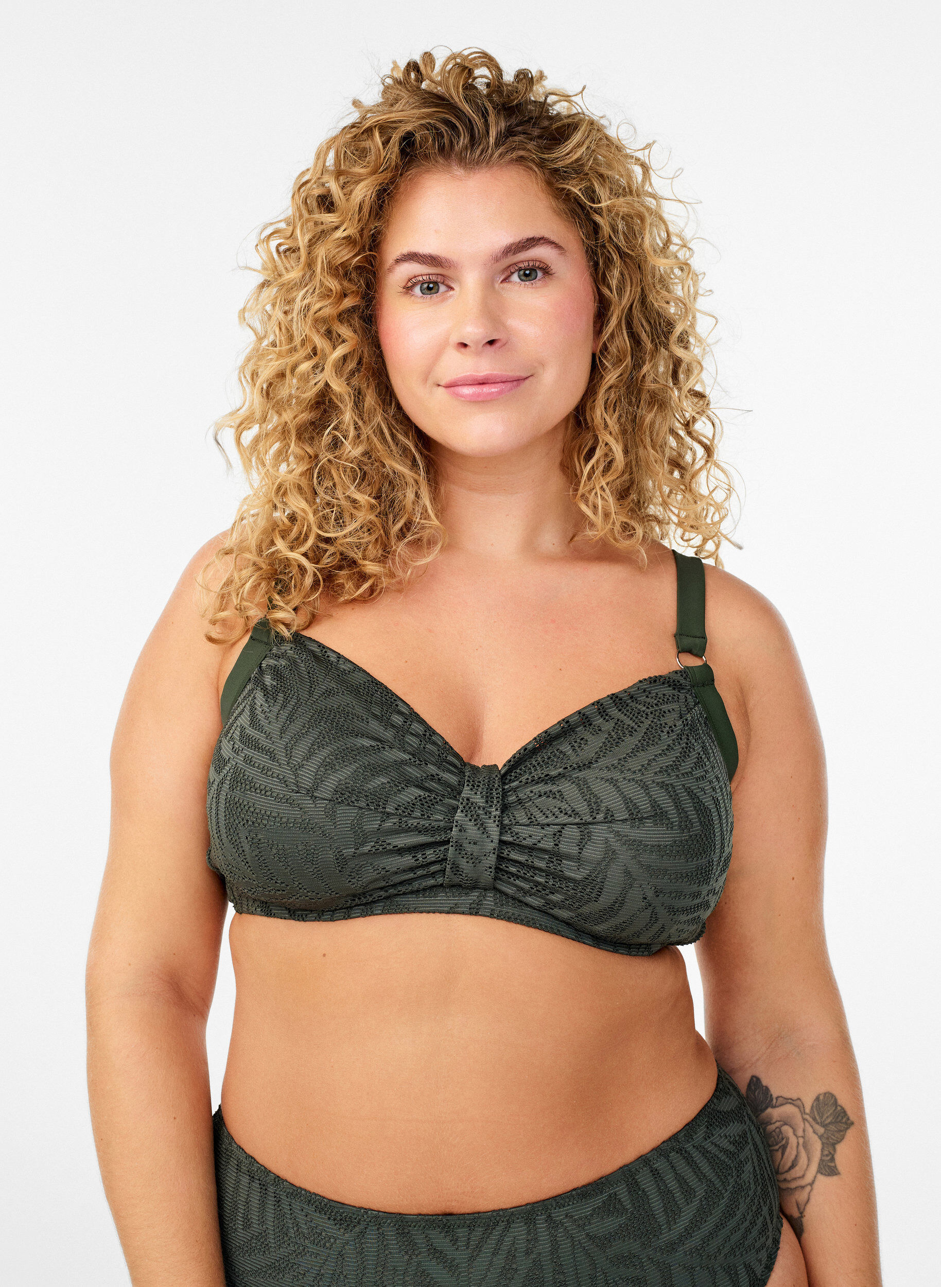 Zizzi Bikinitopp med texturerad mesh och urtagbara kuddar, Gr&ouml;n, Model image number 0