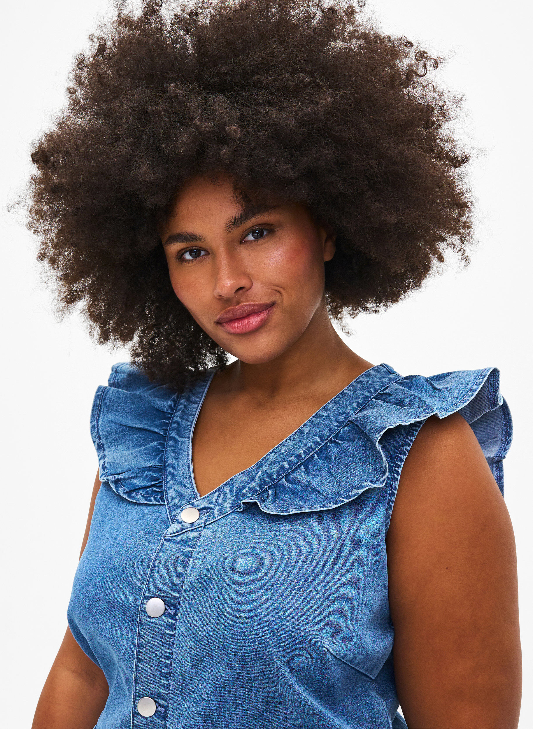 Zizzi Byxdress i denim med volanger, Light Blue Denim, Model image number 2