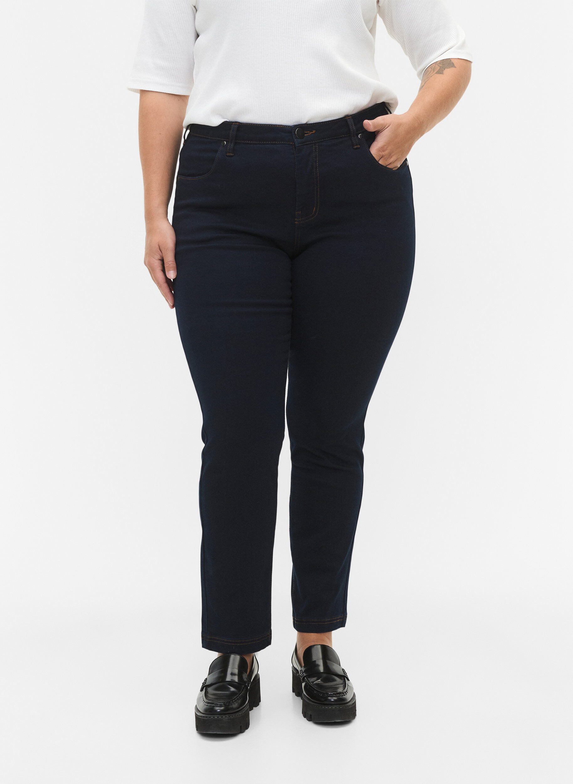 ZizziSlim fit Emily jeans med normalh&ouml;g midja, Bl&aring;, Model image number 2