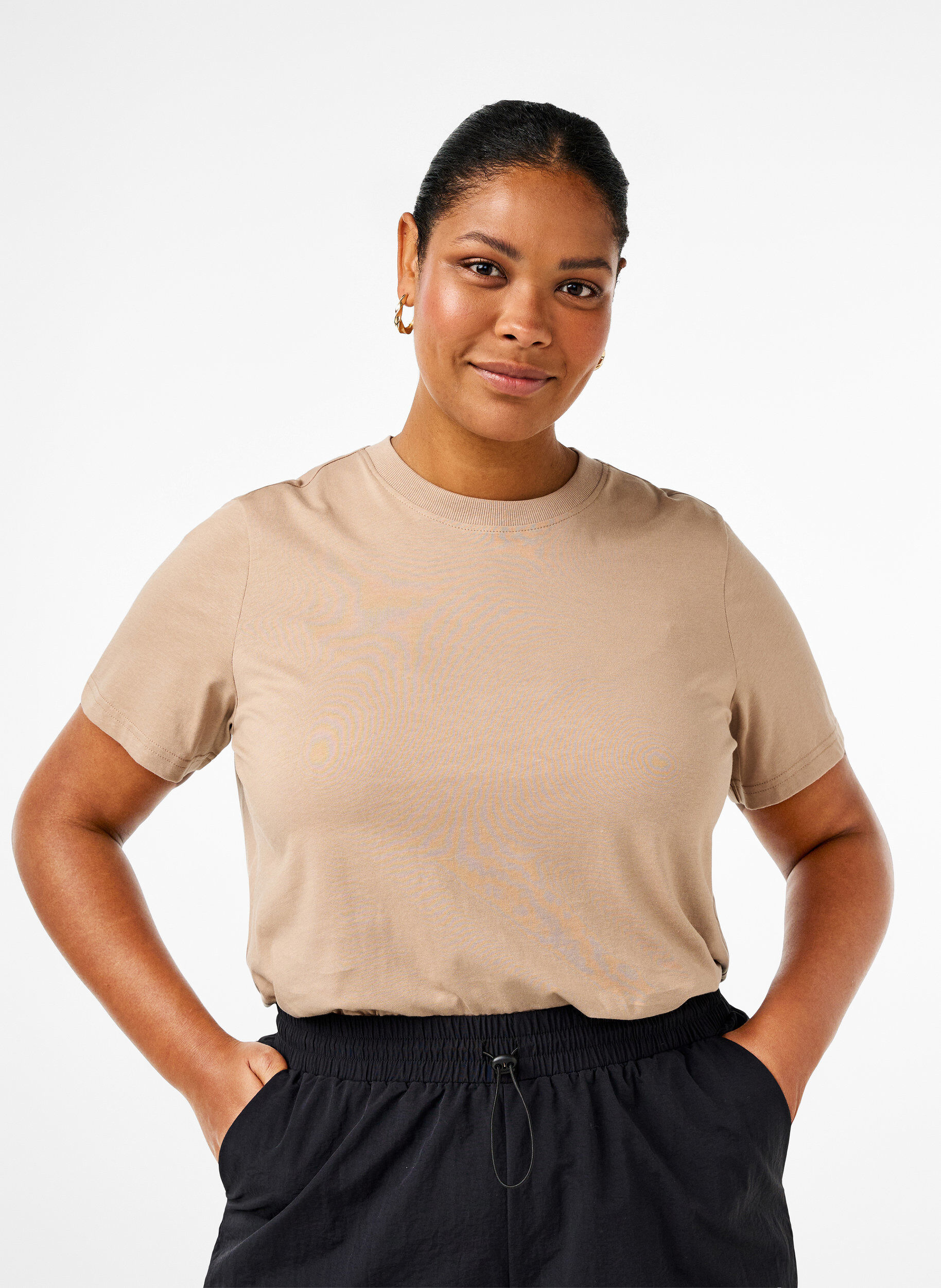 Enkel t-shirt i bomull med rund halsringning, Beige, Model