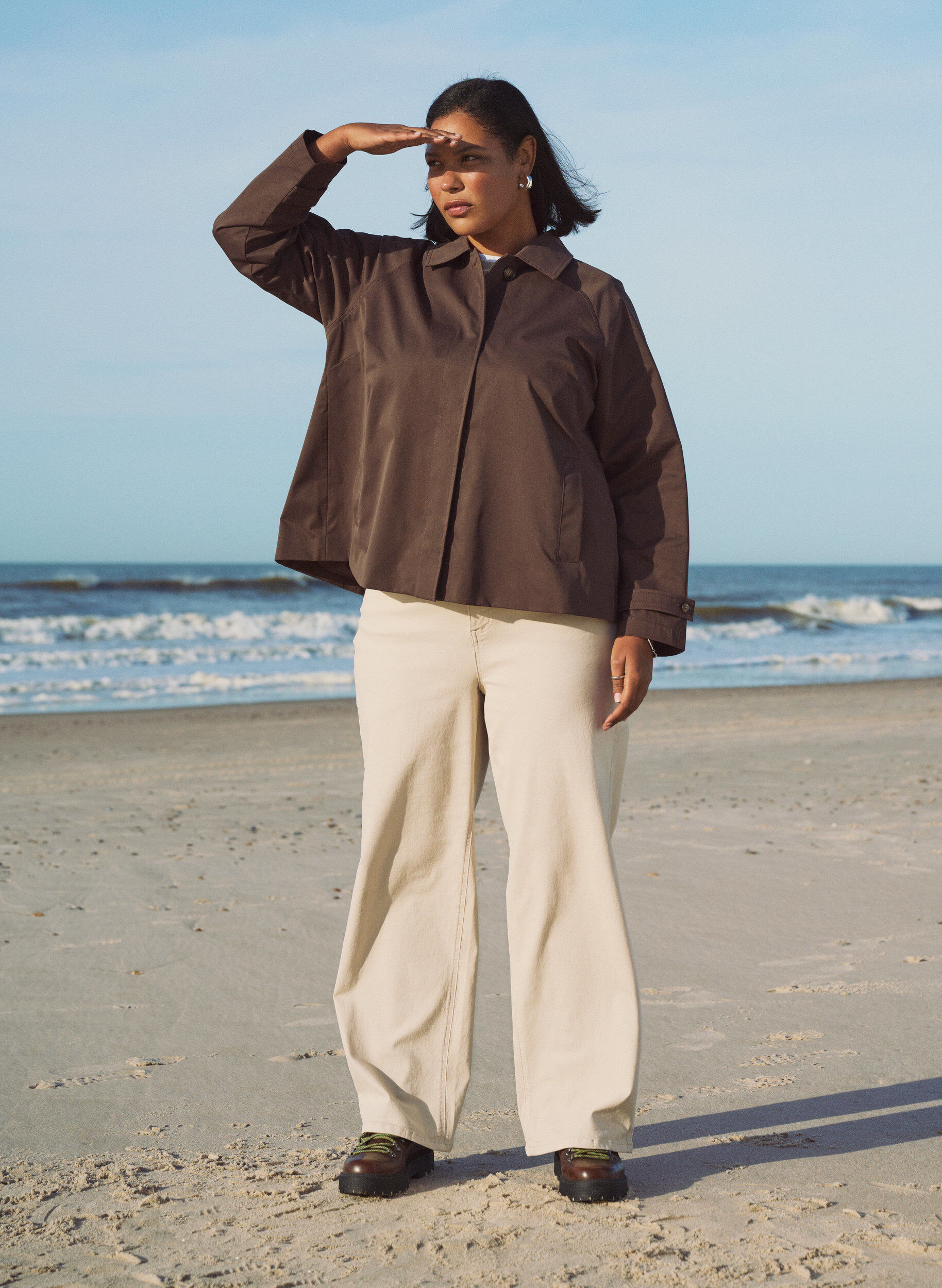 Zizzi Kort trenchcoat med krage och raglan&auml;rmar, Brun, Image image number 0