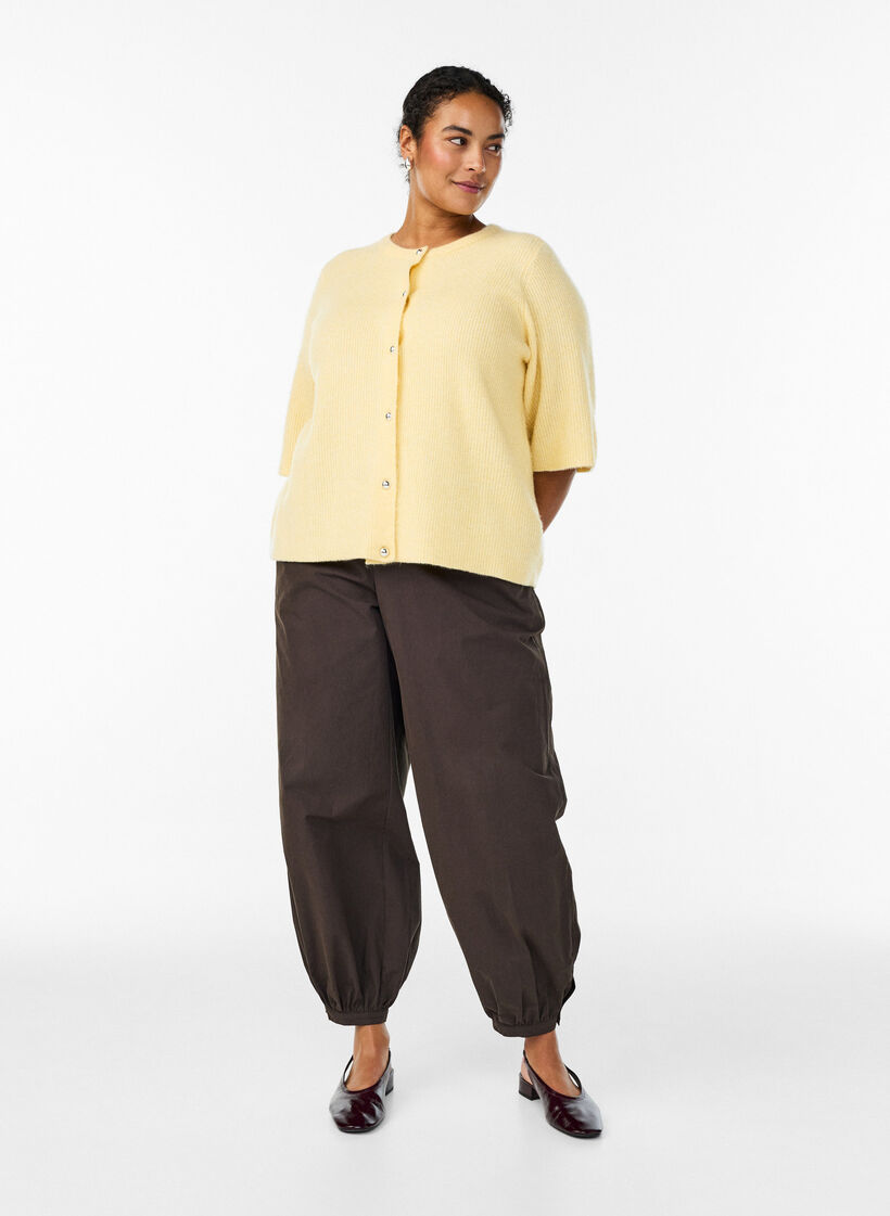 Kort&auml;rmad stickad kofta med glansiga kulknappar, Gul, Model image number 1