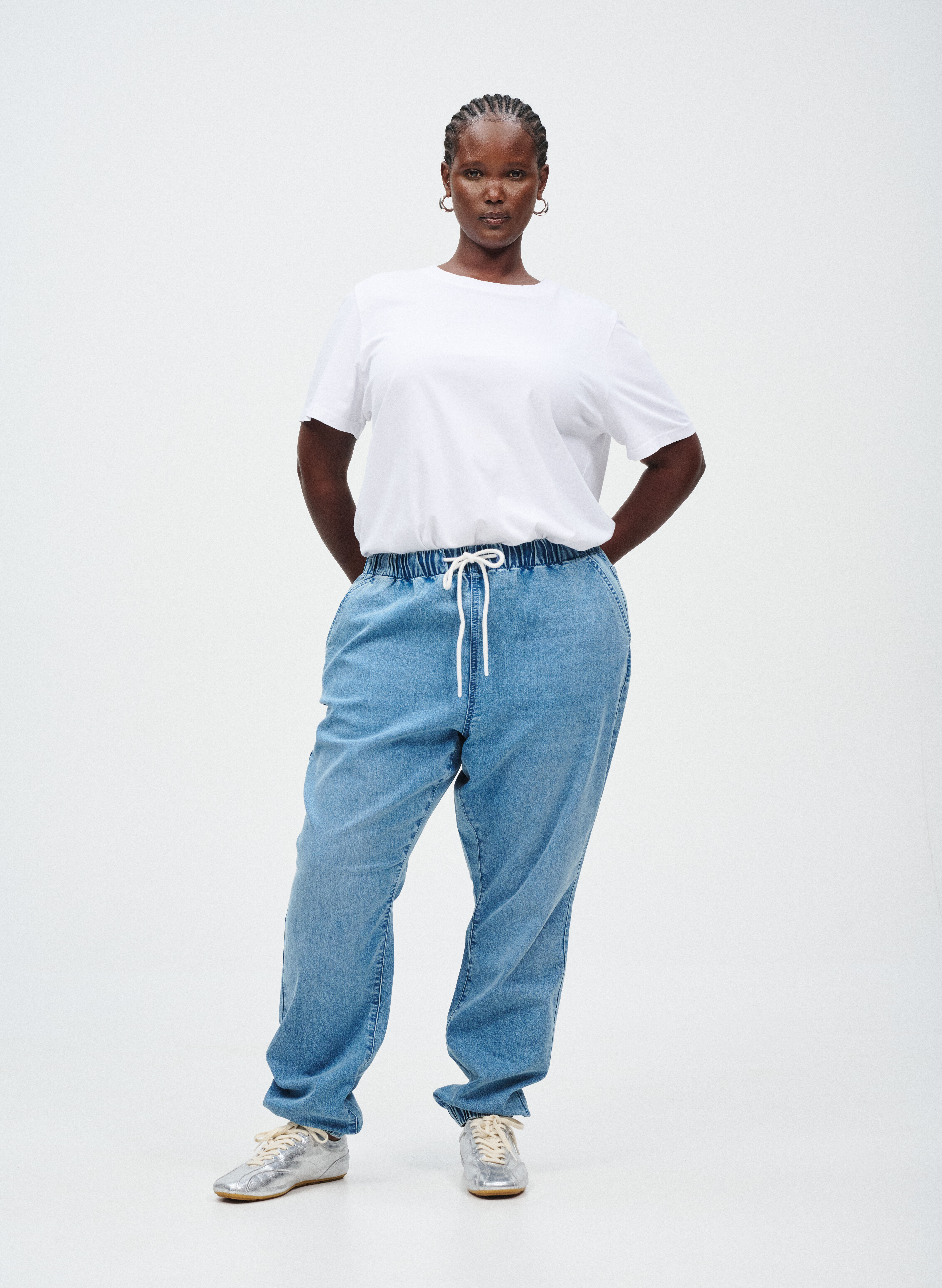 Byxor i l&auml;tt denim med dragsko, , Model