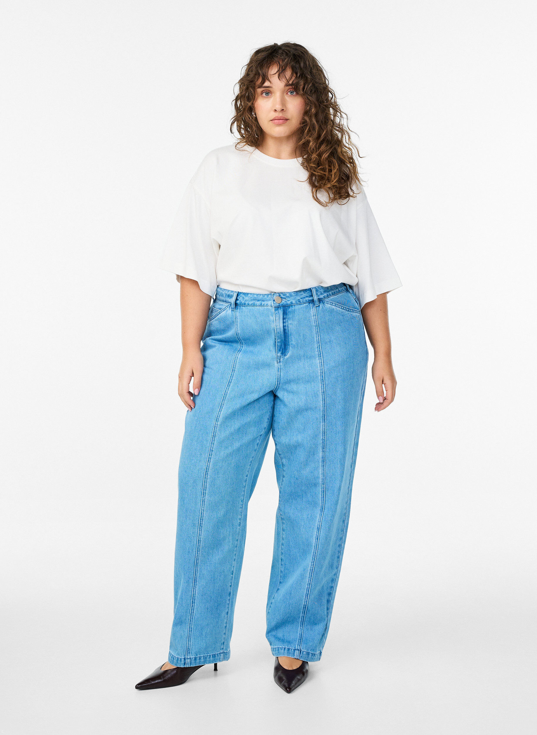 Kiana jeans med rak passform och v&aring;gade s&ouml;mmar, Bl&aring;, Model