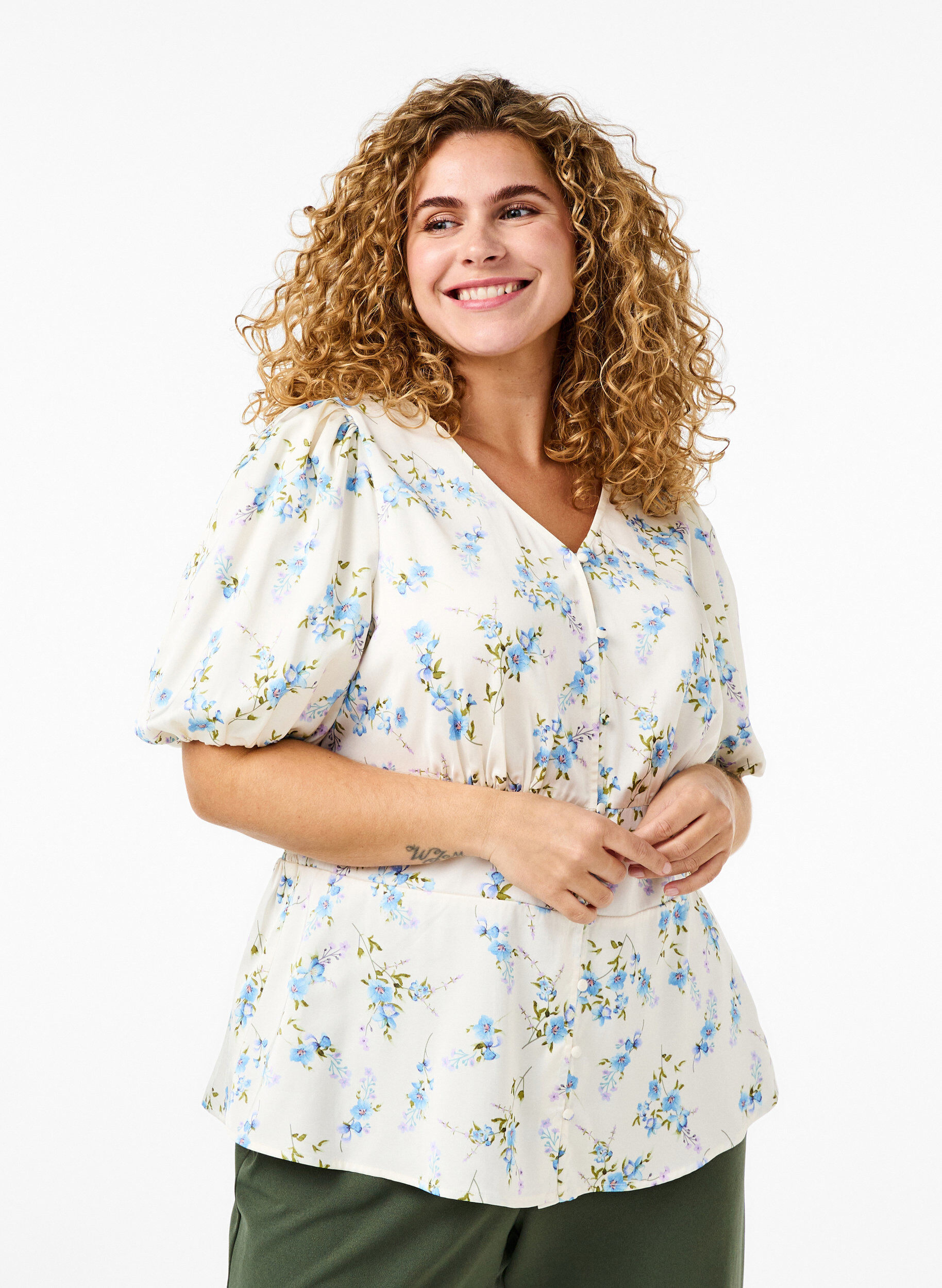 Zizzi Blommig satinblus med puff&auml;rmar, Off White Blue Fl., Model image number 0