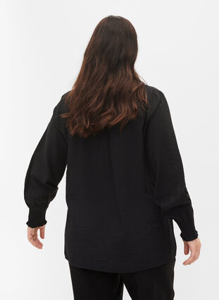 Skjorta i viskos med smockade ärmar, Black, Model image number 1