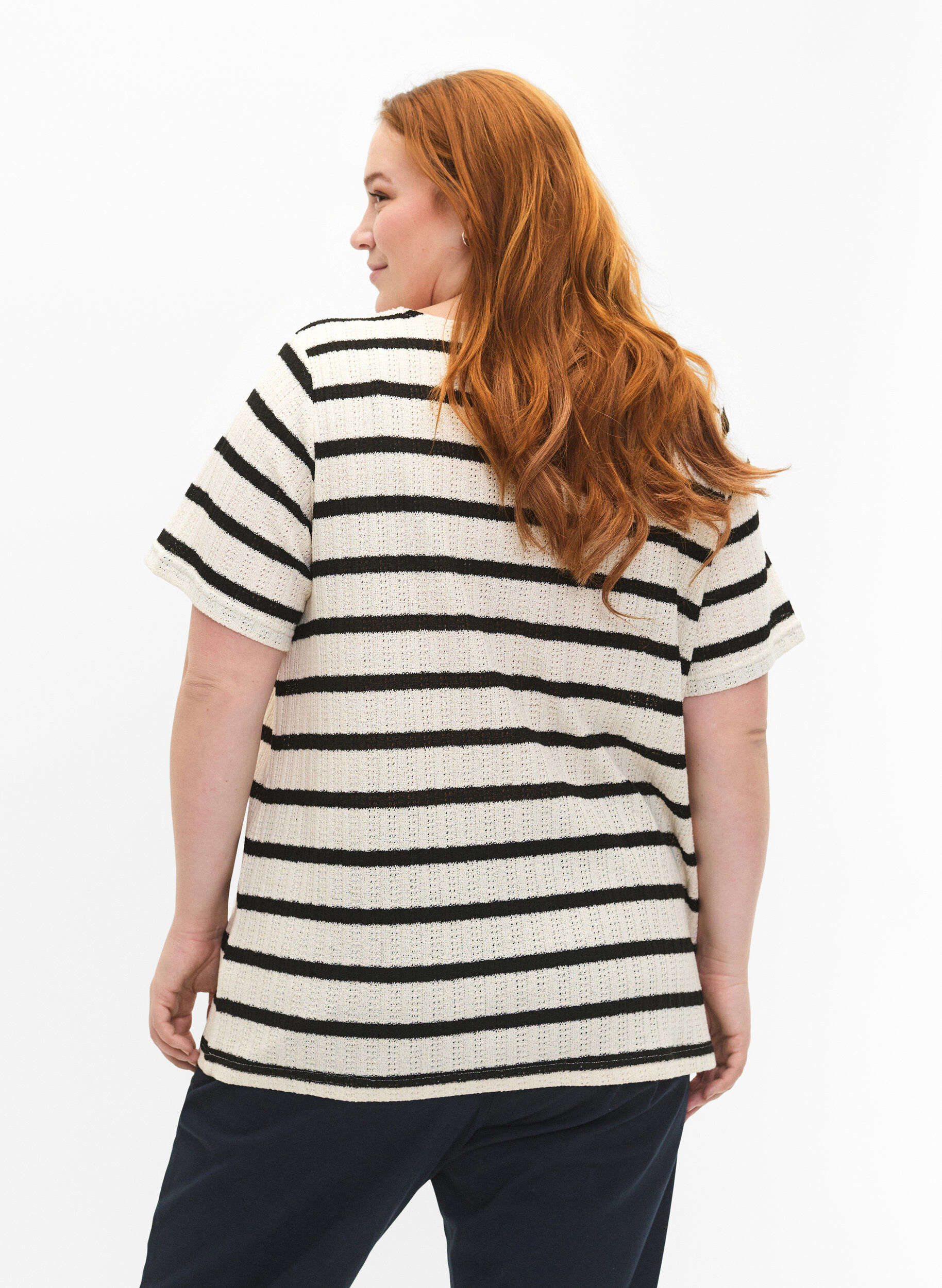 Zizzi Kort&auml;rmad blus med kontrastf&auml;rgade r&auml;nder, Sand Black Stripe, Model image number 1