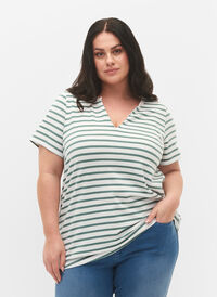 Bomulls t-shirt med ränder och v-ringning, B.White/SeaP.Stripes, Model