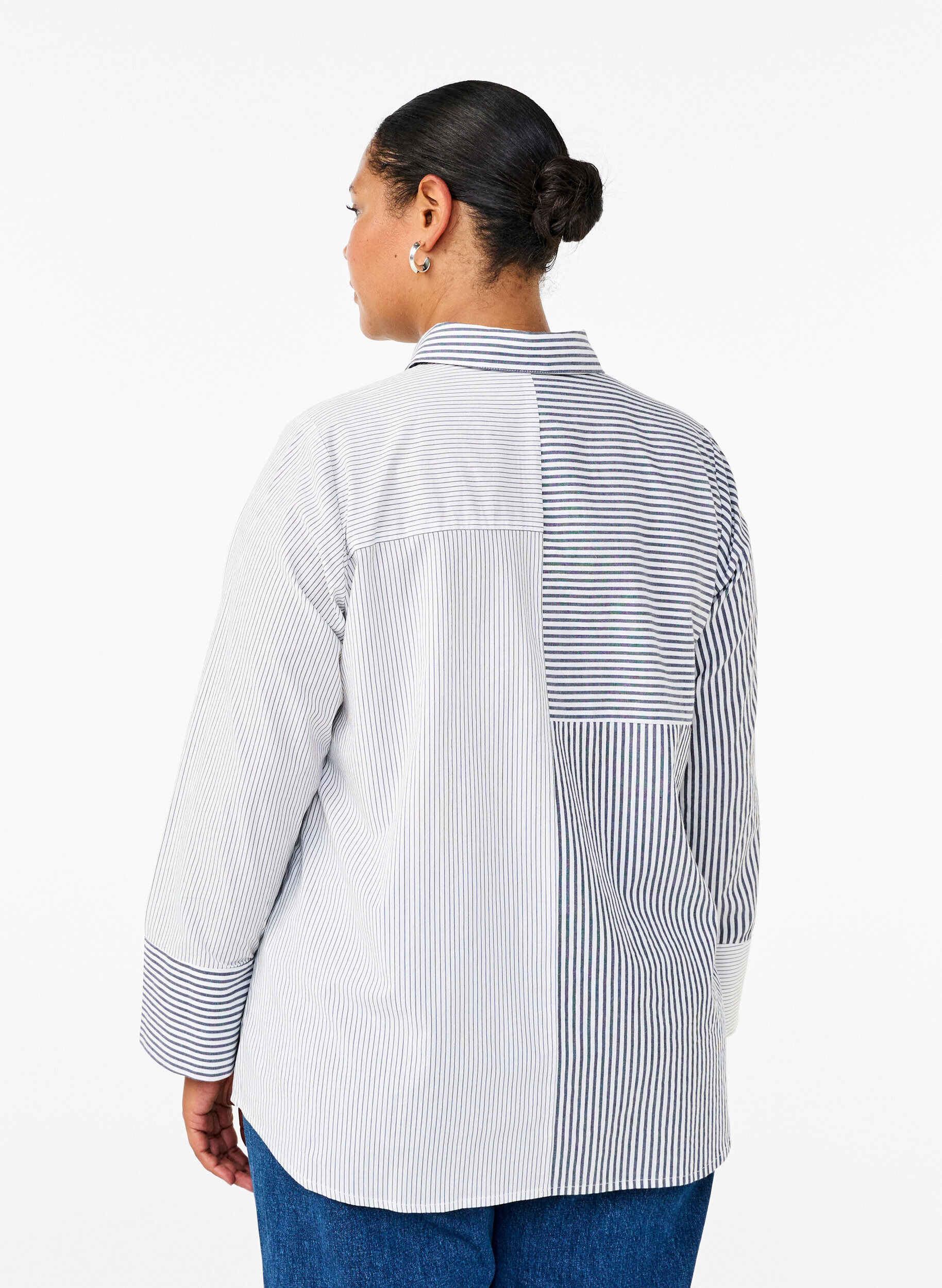 Zizzi L&aring;ng&auml;rmad skjorta med r&auml;nder, Lava Smoke Stripe, Model image number 1