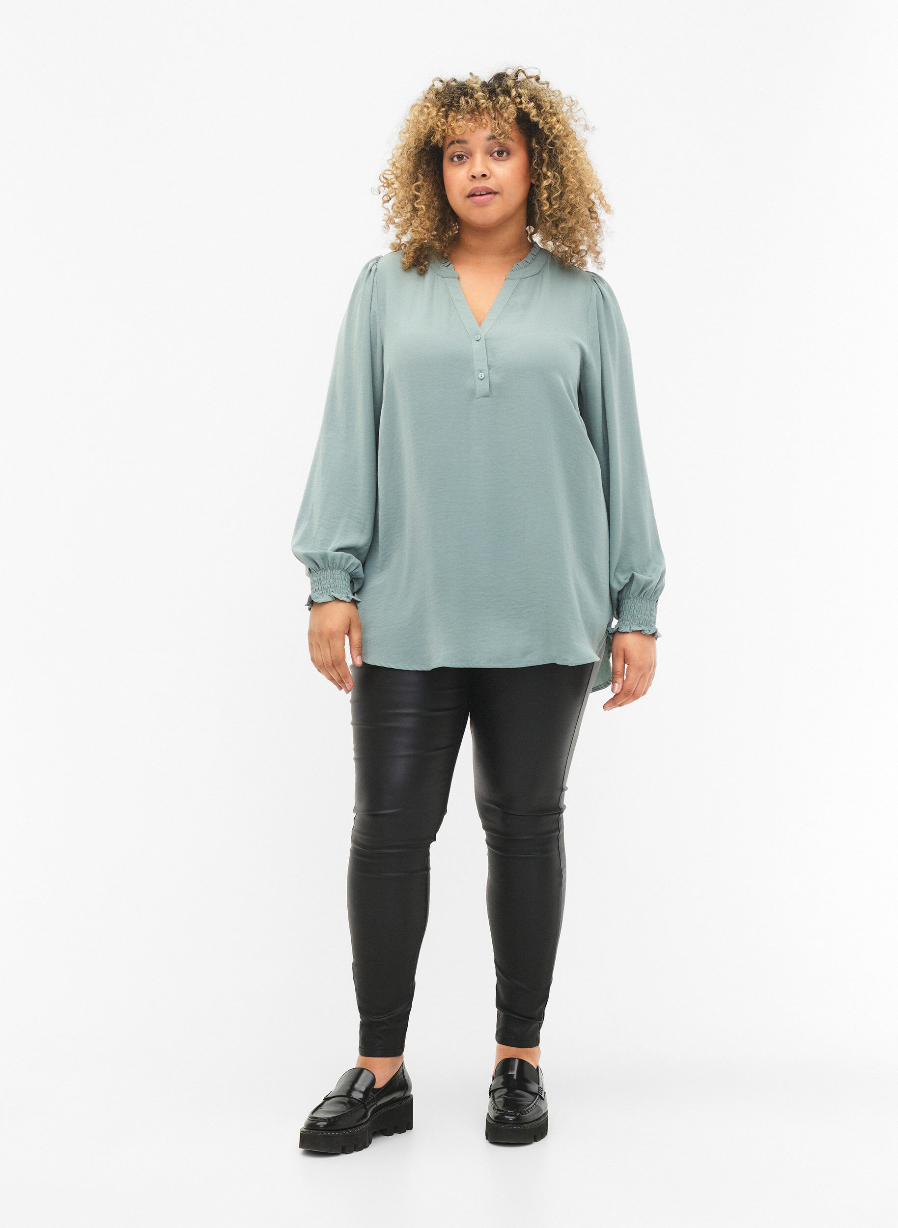 Zizzi Blus med smock och v-ringning, Chinois Green, Model image number 2