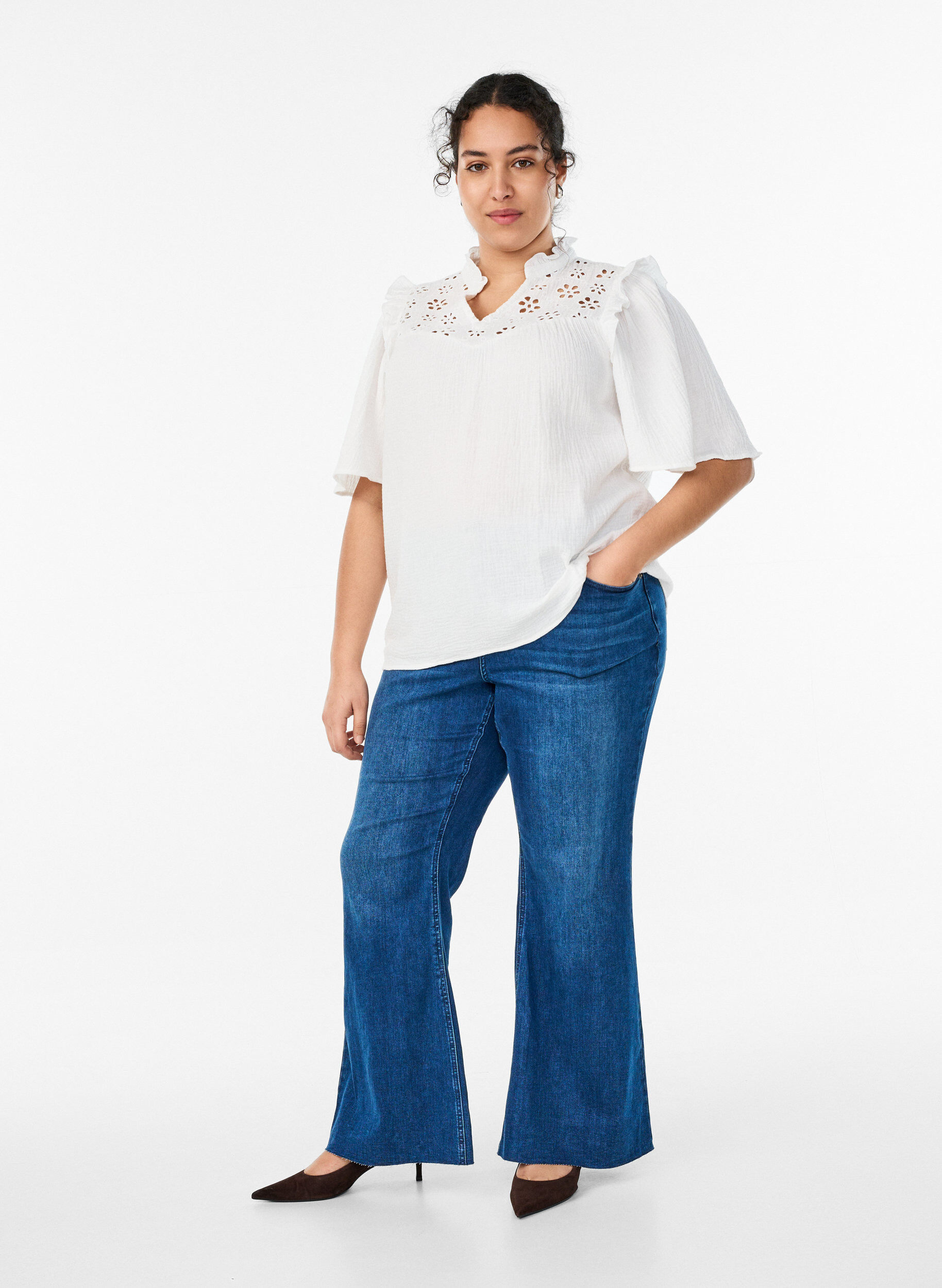 Zizzi Blus i bomullsmuslin med broderie anglaise och 1/2-&auml;rm, Vit, Model image number 1