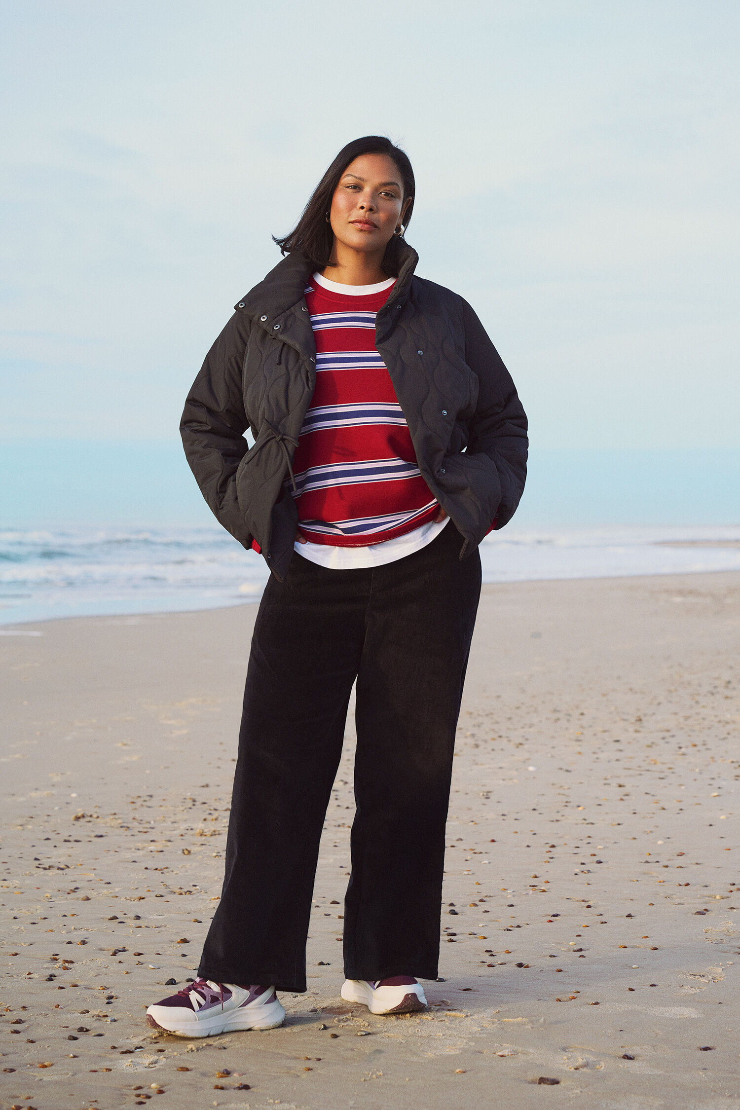 Zizzi Kort quiltad jacka med rosetter, , Model