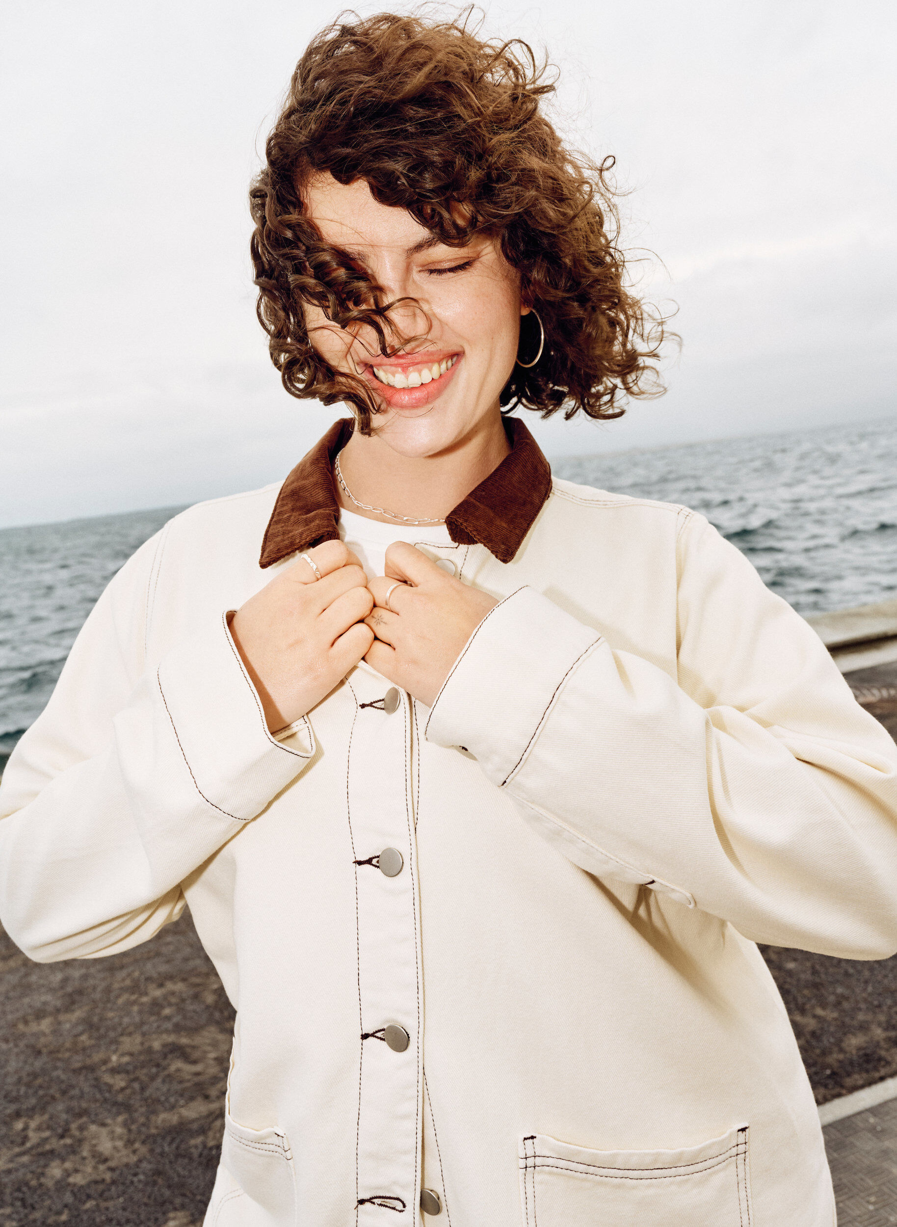 Zizzi F&auml;rgad jeansjacka med kontrastkrage, Vanilla, Image image number 0