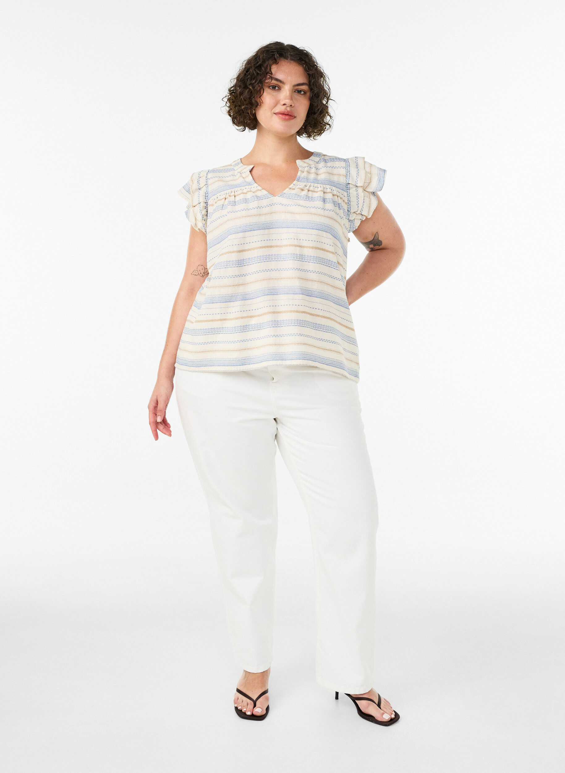 Zizzi&Auml;rml&ouml;s blus med volanger och m&ouml;nstrade r&auml;nder, Vanilla, Model image number 1