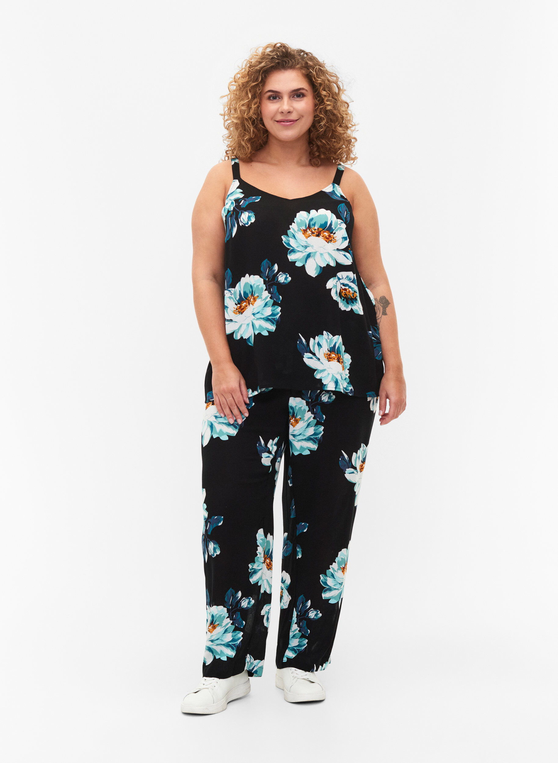 Zizzi &Auml;rml&ouml;s topp i viskos, Black Big Flower, Model image number 2