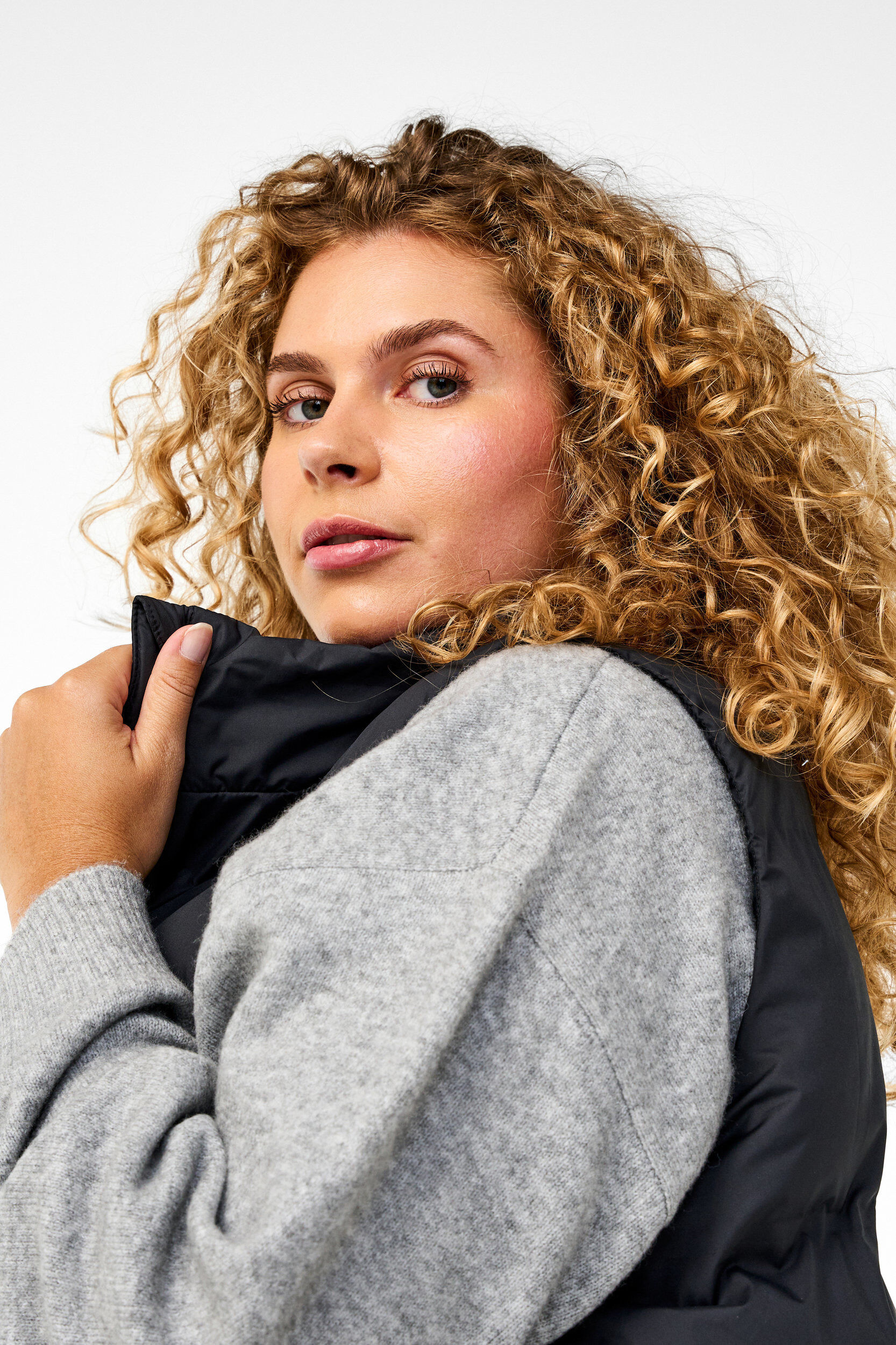 Zizzi L&aring;ng v&auml;st med fickor och tv&aring;v&auml;gsdragkedja, Svart, Model image number 4