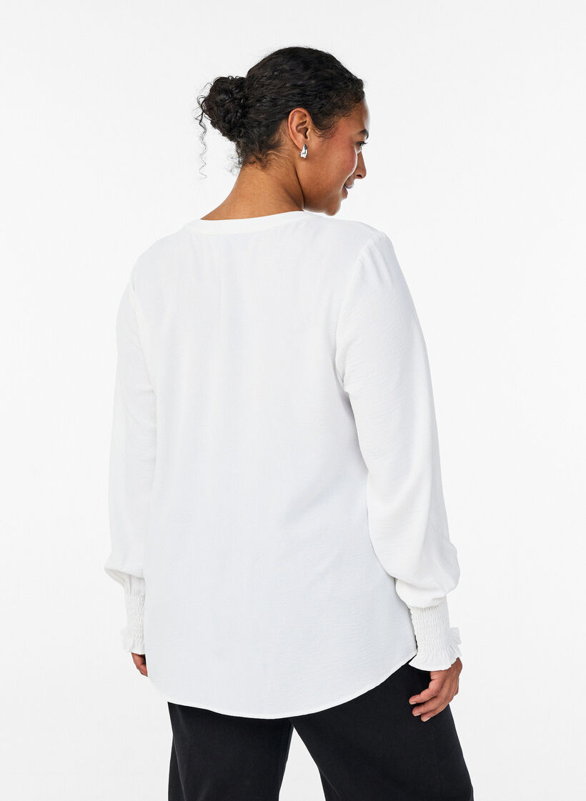 Blus med smockade manschetter och v-ringning, Vanilla, Model image number 2