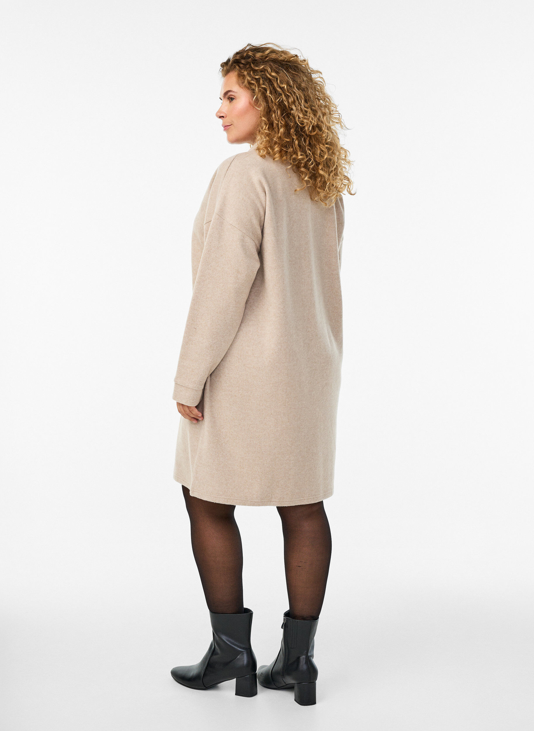 Zizzi Kn&auml;l&aring;ng kl&auml;nning i jersey med v-ringning och krage, Beige, Model image number 2