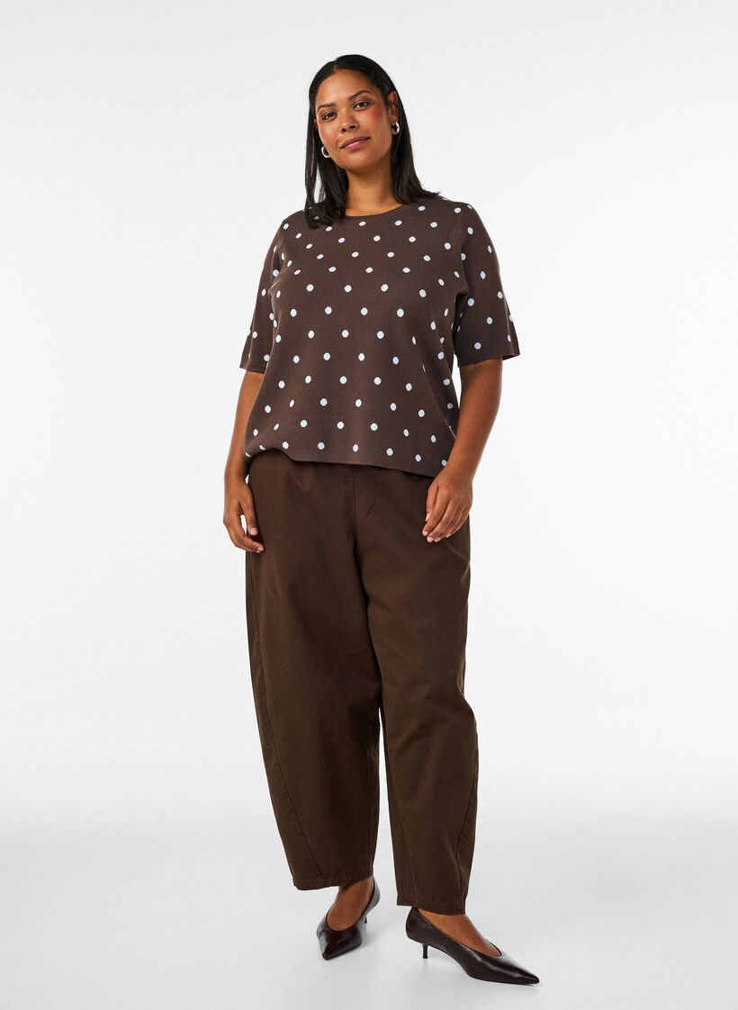 Kort&auml;rmad stickad blus med prickar, Brun, Model image number 1