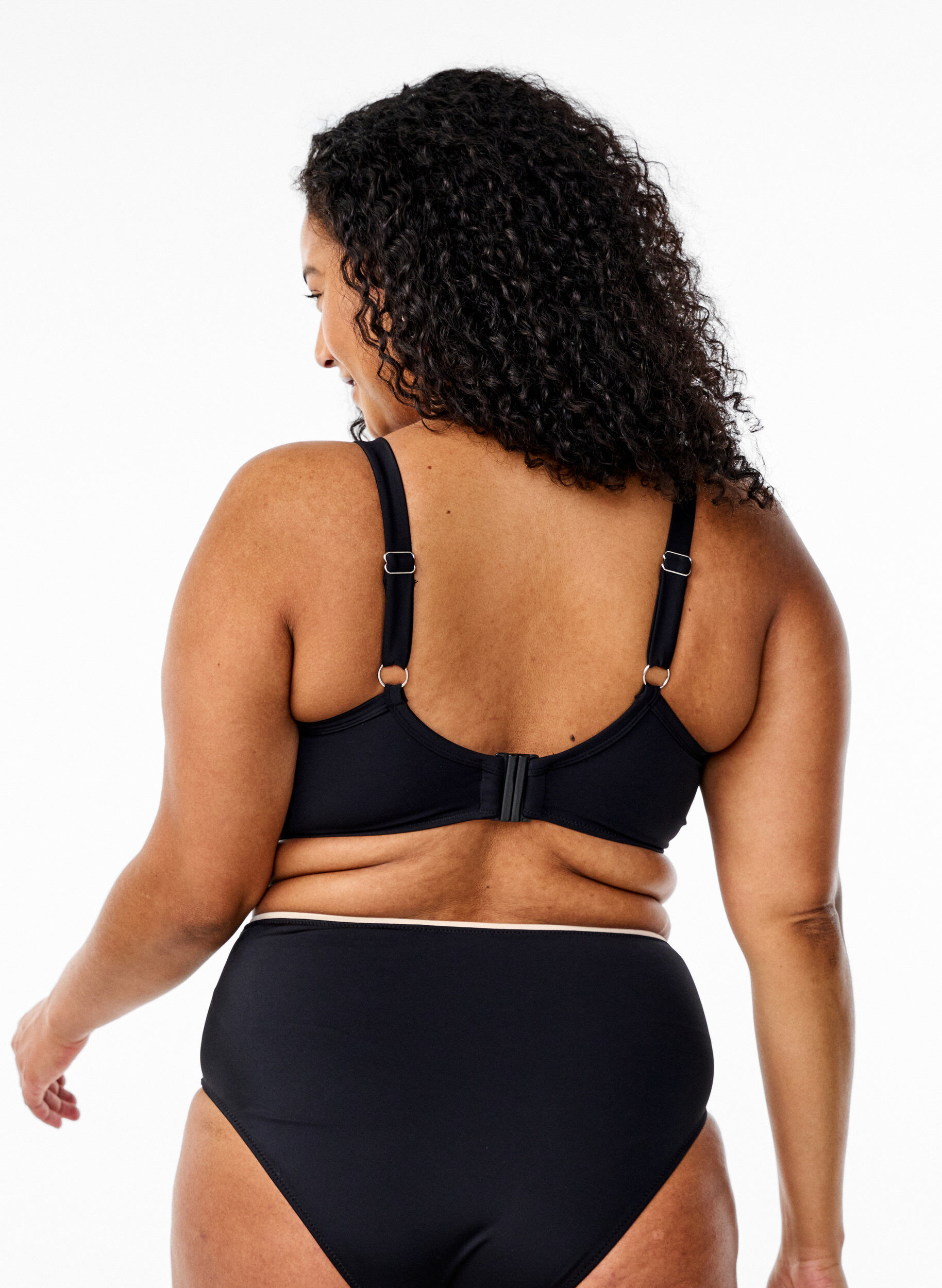 Zizzi Bikinitopp med rynkor och kontrastdetaljer, Svart, Model image number 1