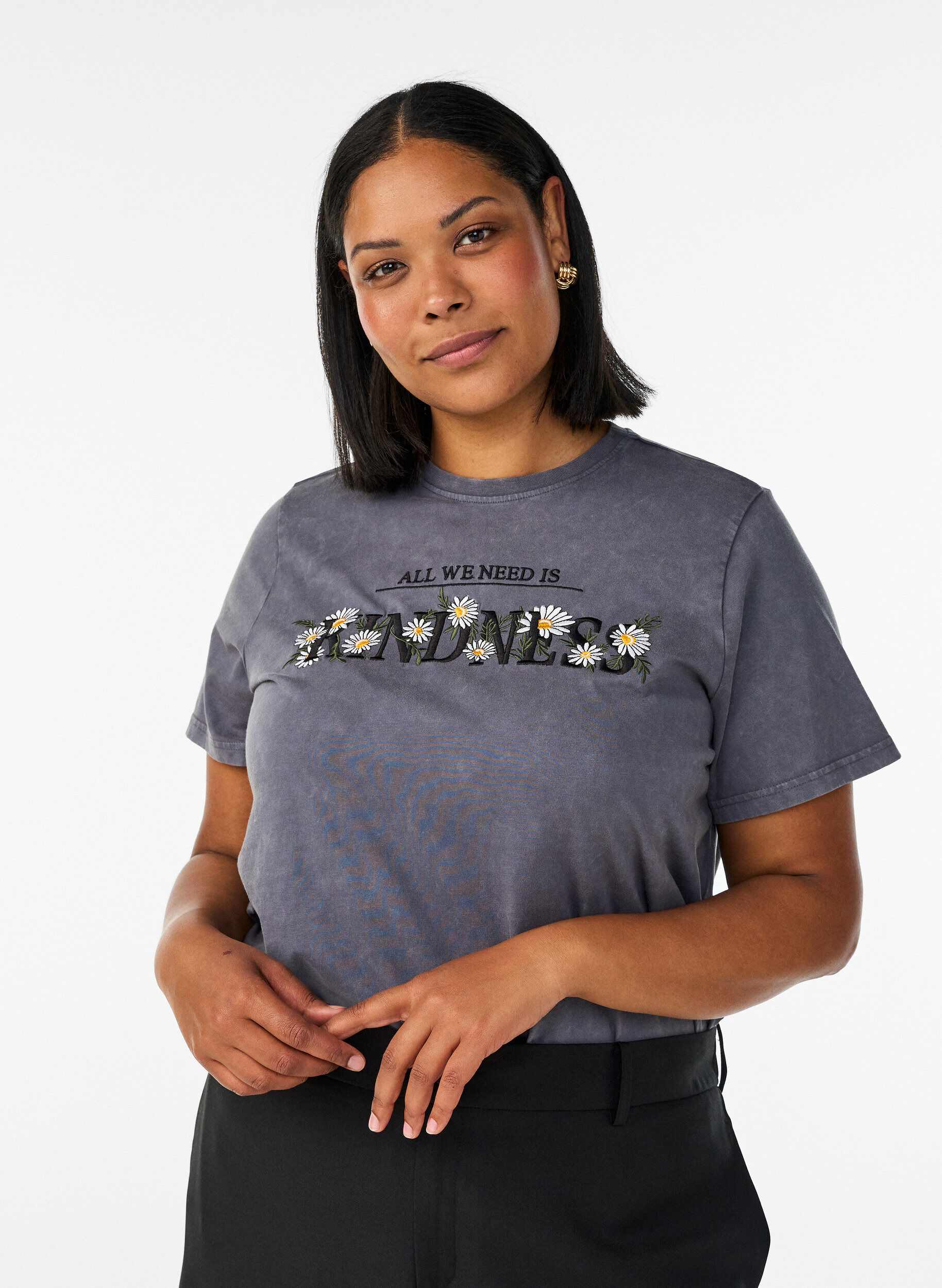 T-shirt i bomull med tv&auml;ttad look och broderat motiv, Gr&aring;, Model
