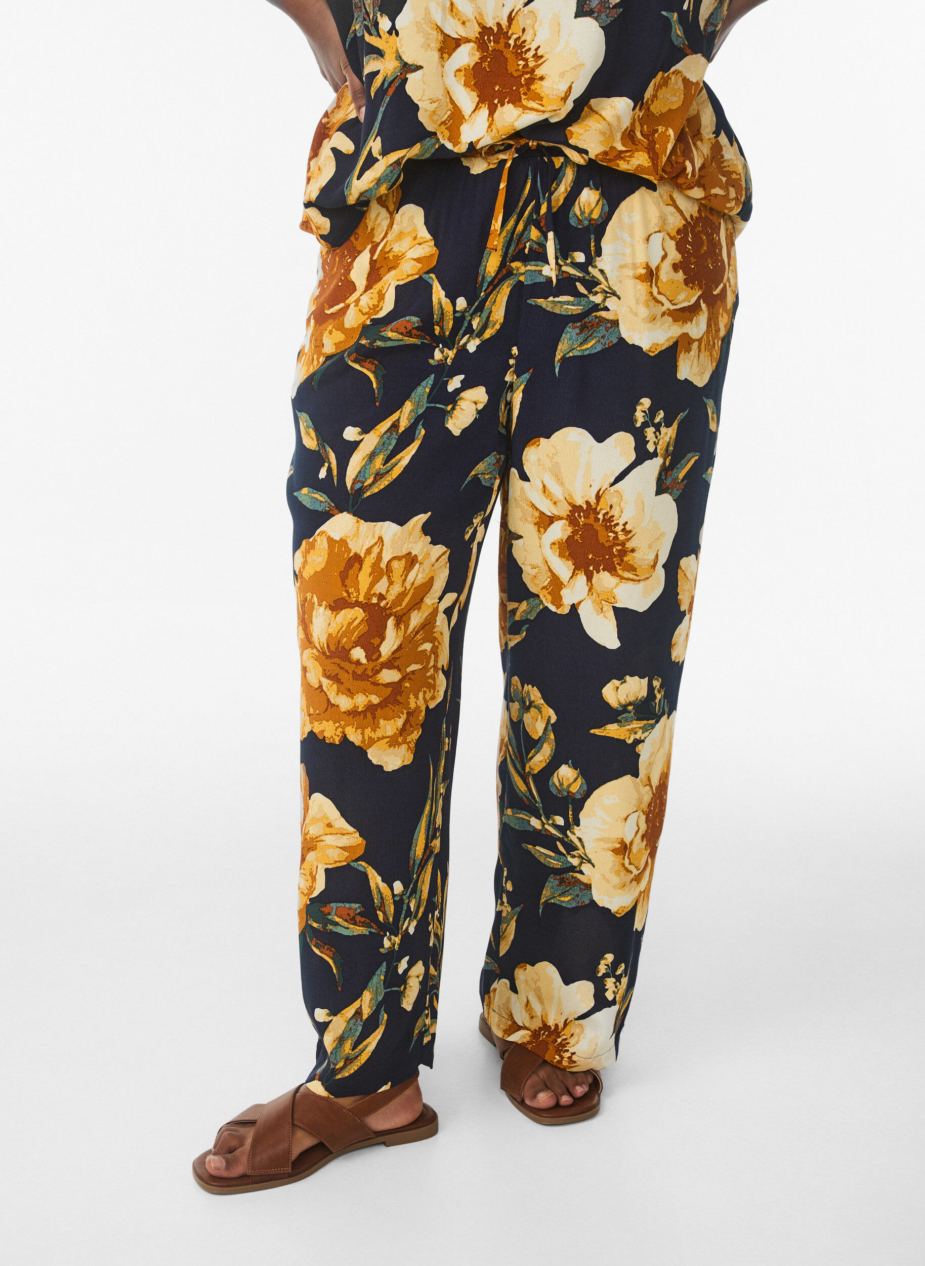 Zizzi Byxor med l&ouml;s passform i viskos med tryck, Bl&aring;, Model image number 2