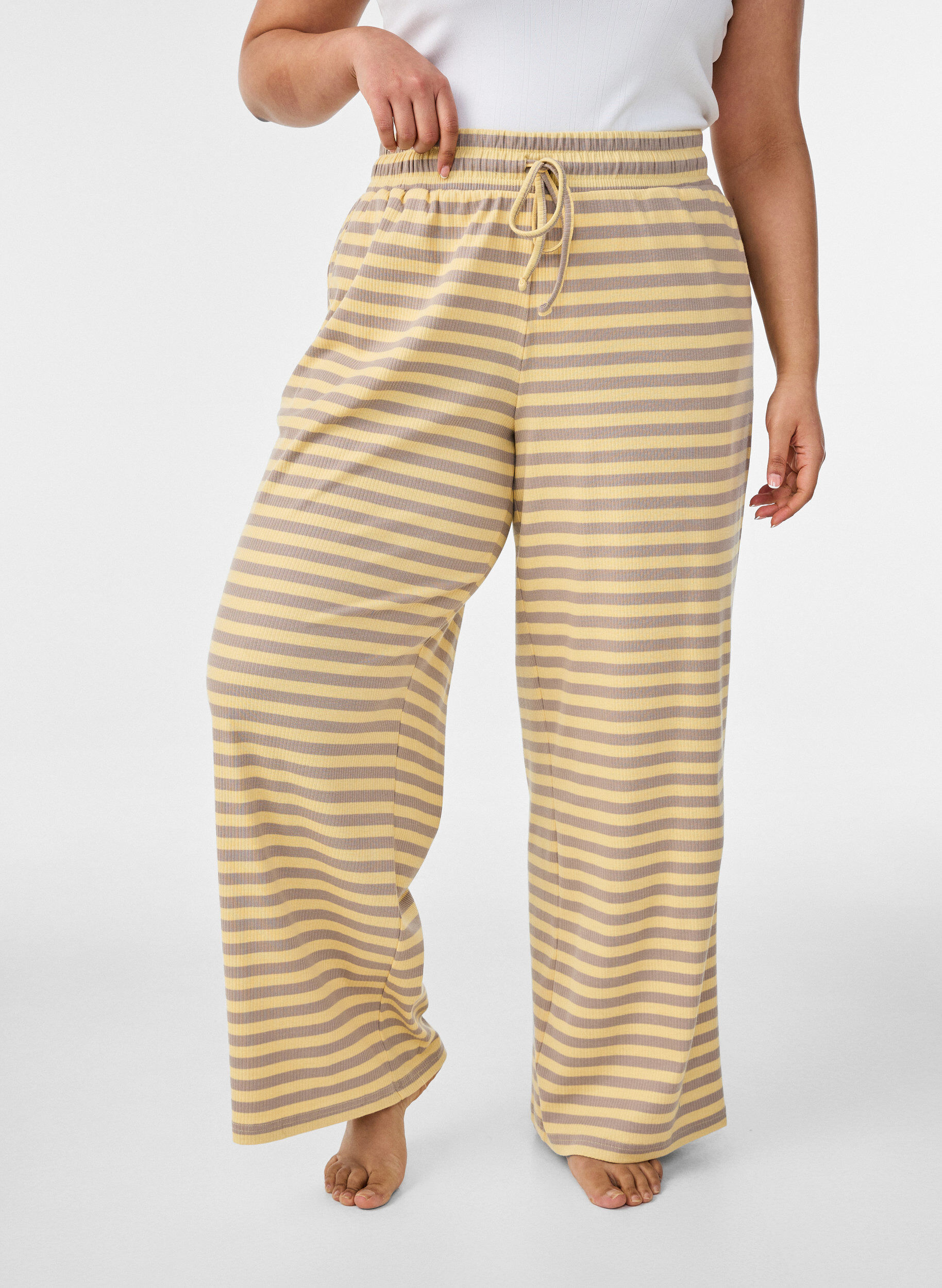 ZizziRandiga pyjamasbyxor med h&ouml;g midja och vida ben, Gul, Model image number 2