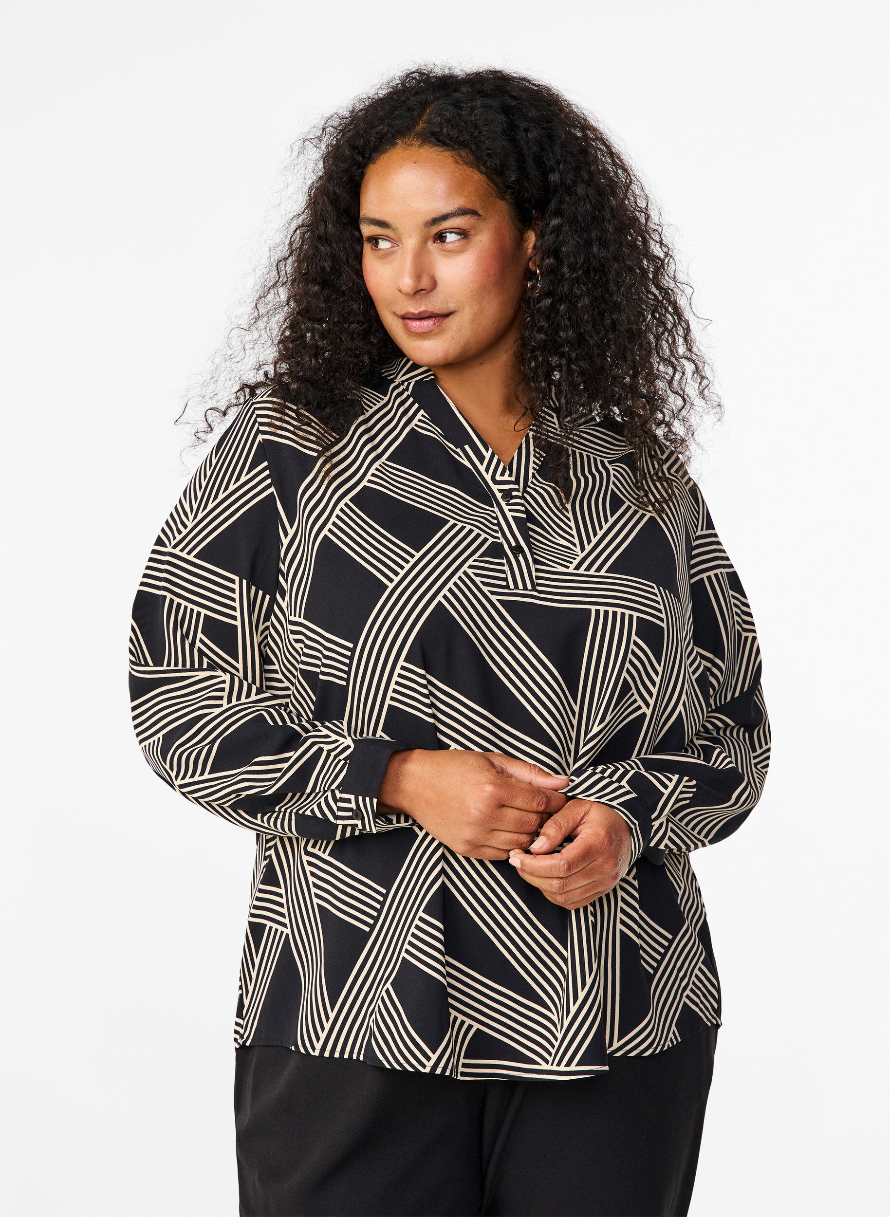 Zizzi L&aring;ng&auml;rmad skjortblus med V-ringning, BLACK BEIGE GRAPHIC, Model image number 0