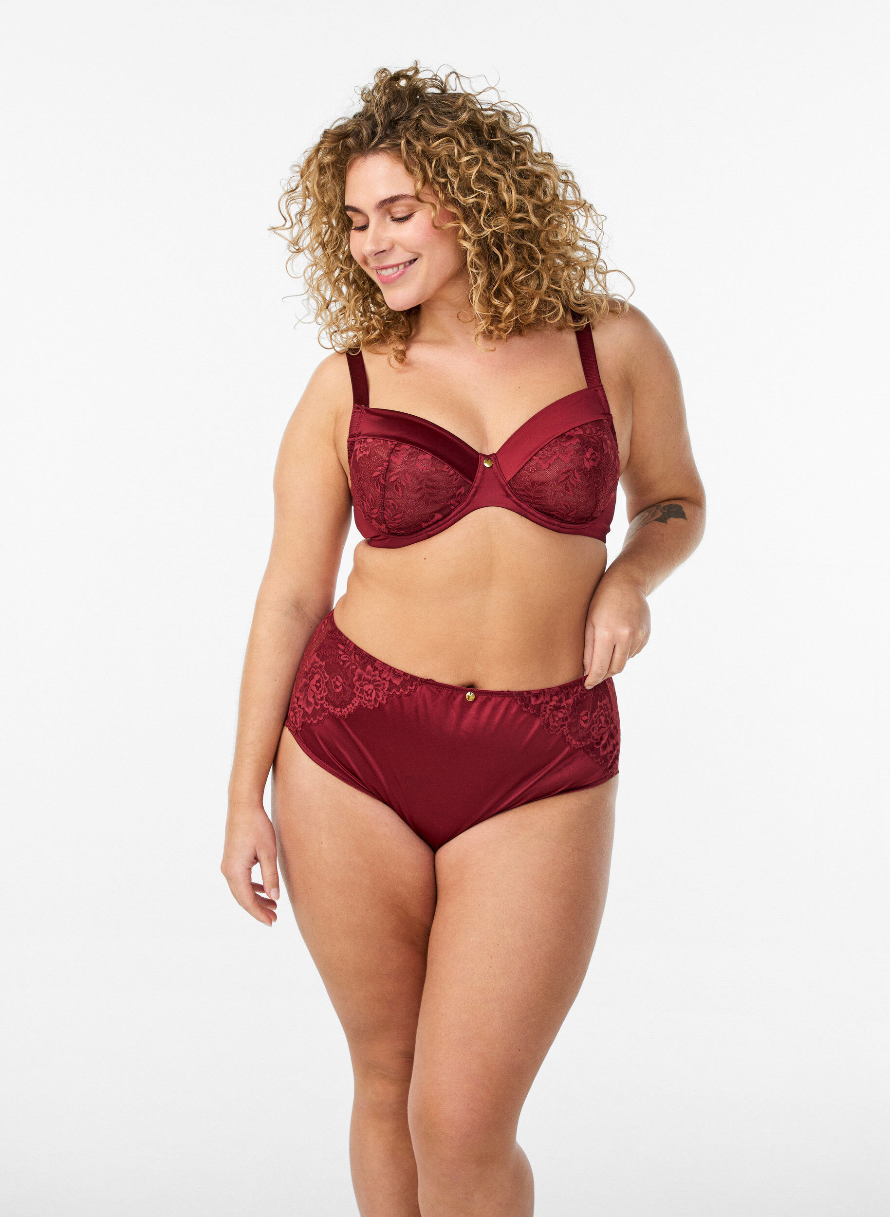 ZizziTrosor med spets och en rosettdetalj baktill, M&ouml;rk Bordeaux, Model image number 1