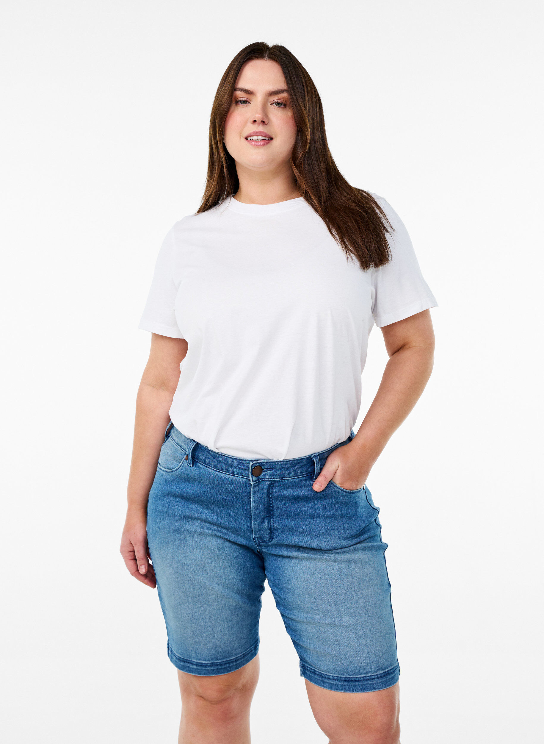 Slim fit Emily shorts med normal midja, Bl&aring;, Model