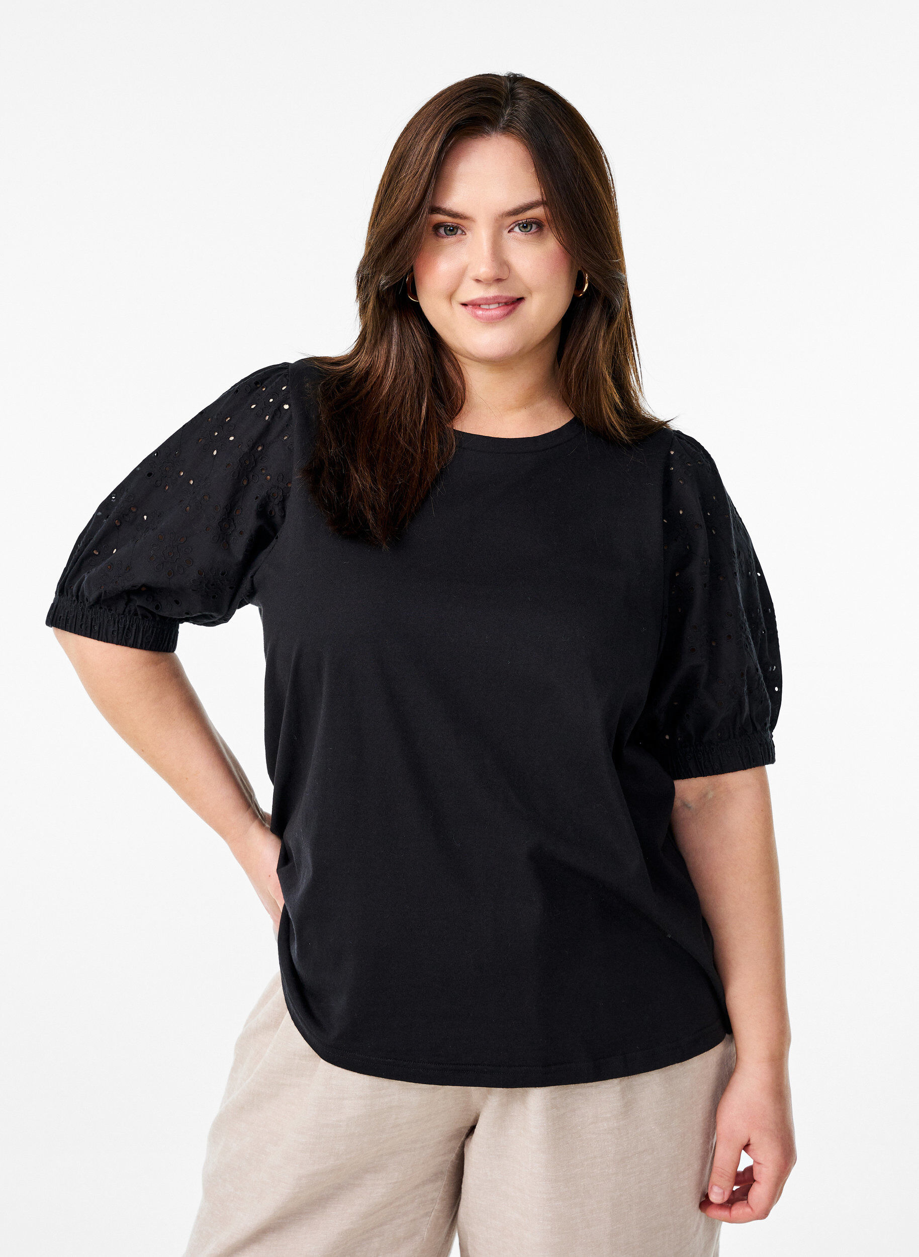Zizzi T-shirt med Broderie Anglaise-&auml;rmar, Svart, Model image number 0