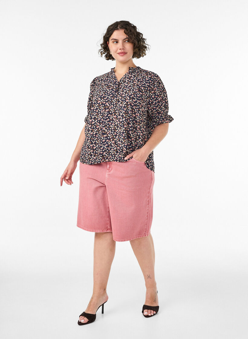Blommig blus i viskos med korta &auml;rmar och smockdetaljer, Bl&aring;, Model image number 1