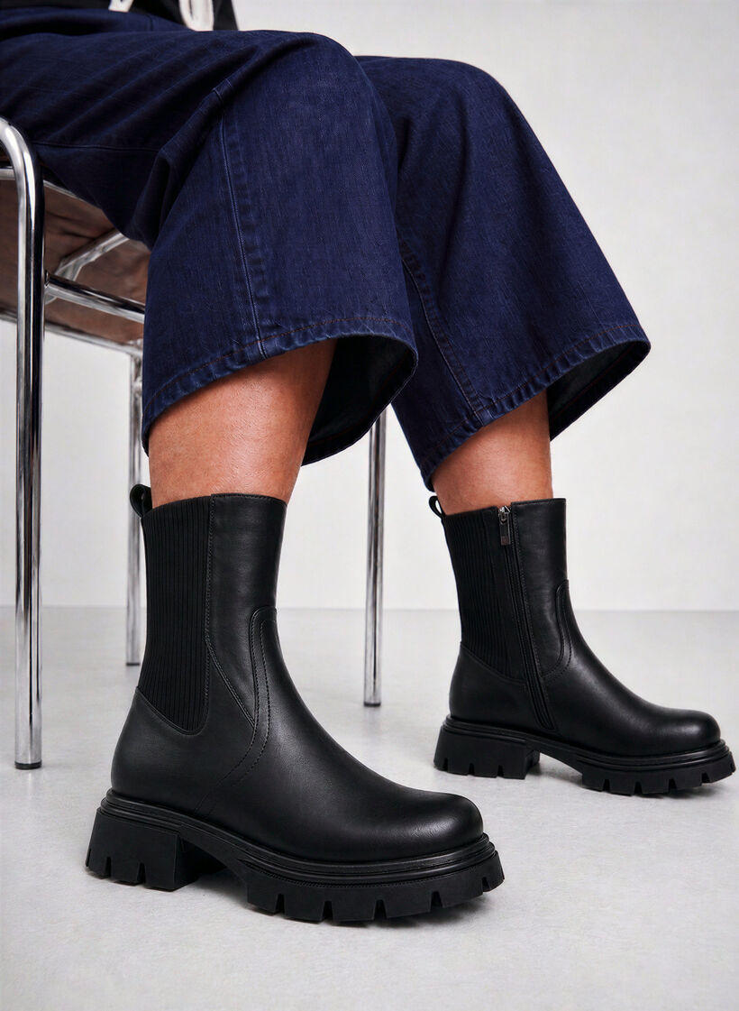 Chelsea boot med kraftig sula och ribbade paneler, Svart, Image image number 0