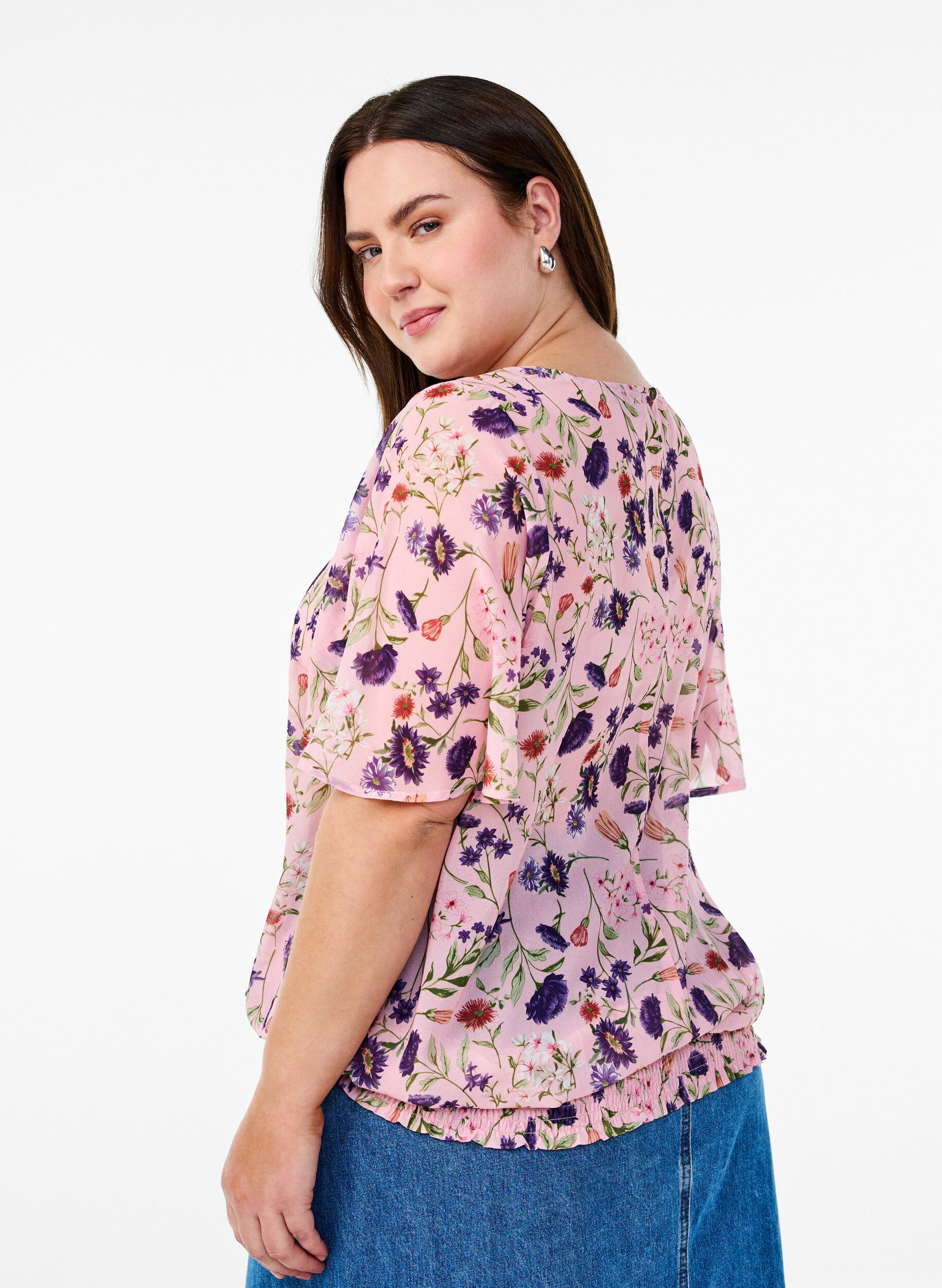 Zizzi Blus i blommigt med korta &auml;rmar och smock, Rosa, Model image number 2