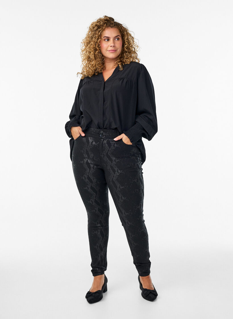 Blus med volangkrage och rynkning, Svart, Model image number 1