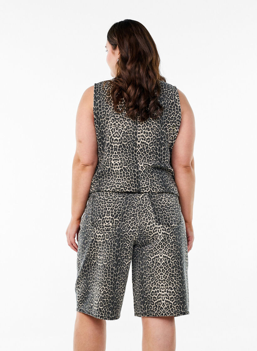 Leopardm&ouml;nstrade jeansshorts i bermuda-modell, Brun, Model image number 1