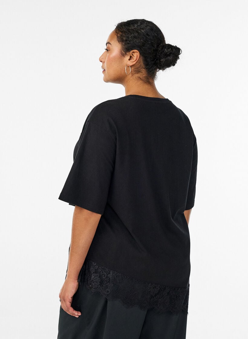 T-shirt med asymmetrisk spetskant, Svart, Model image number 2