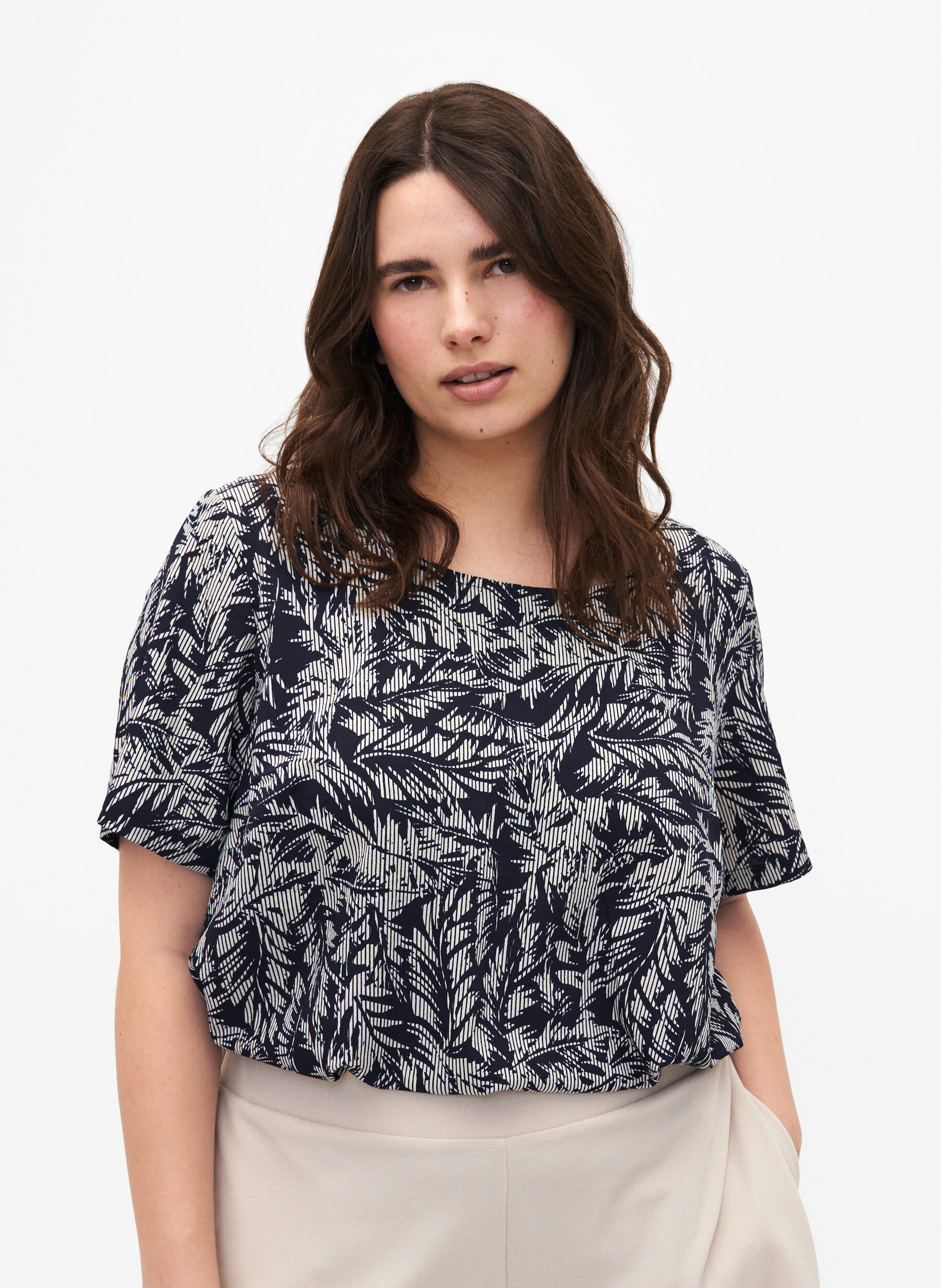 Zizzi FLASH - blus med kort &auml;rm och tryck, Off White Blue Leaf, Model image number 0
