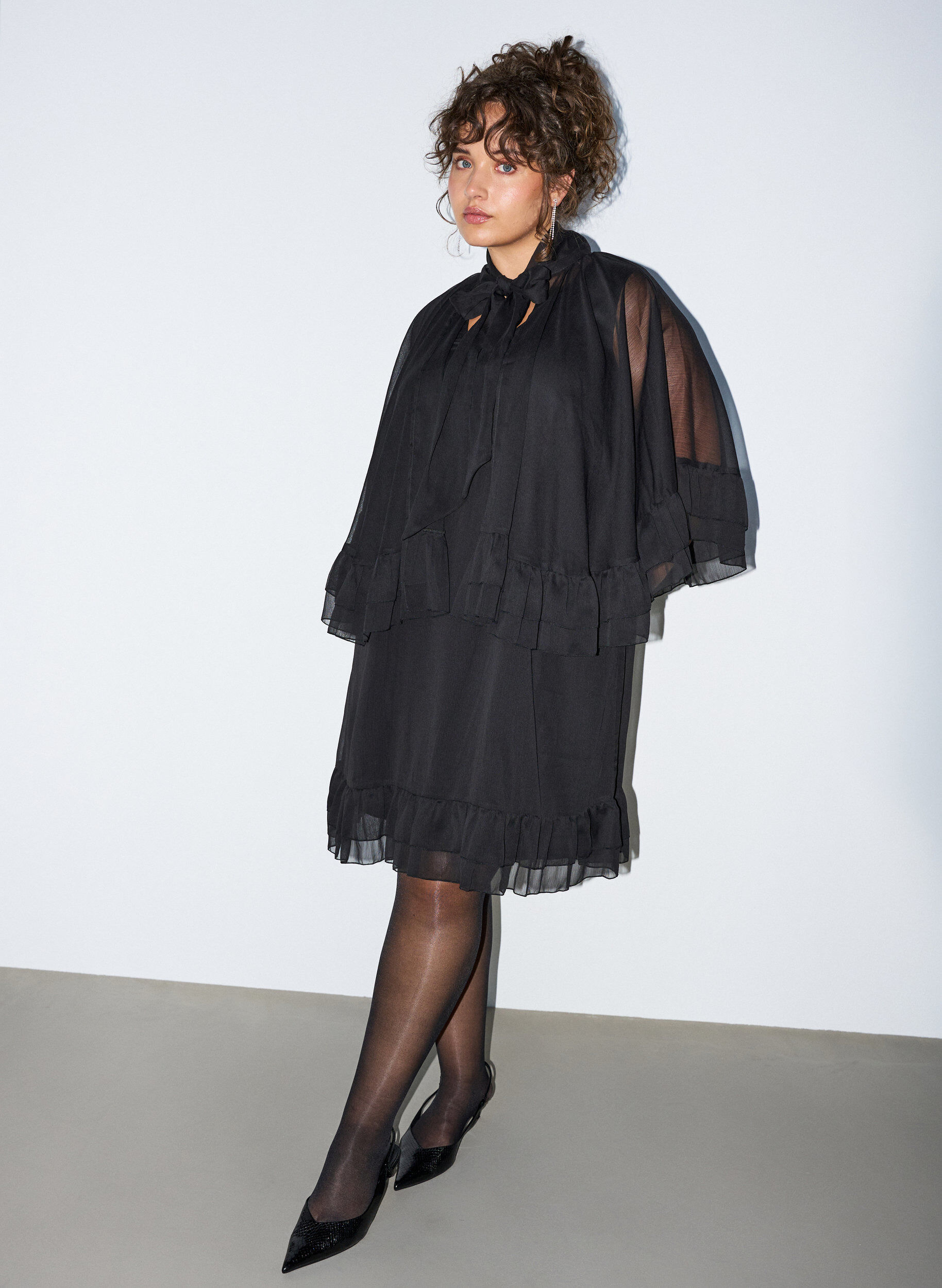 Zizzi&Auml;rml&ouml;s kl&auml;nning med cape i chiffong, Svart, Model image number 1