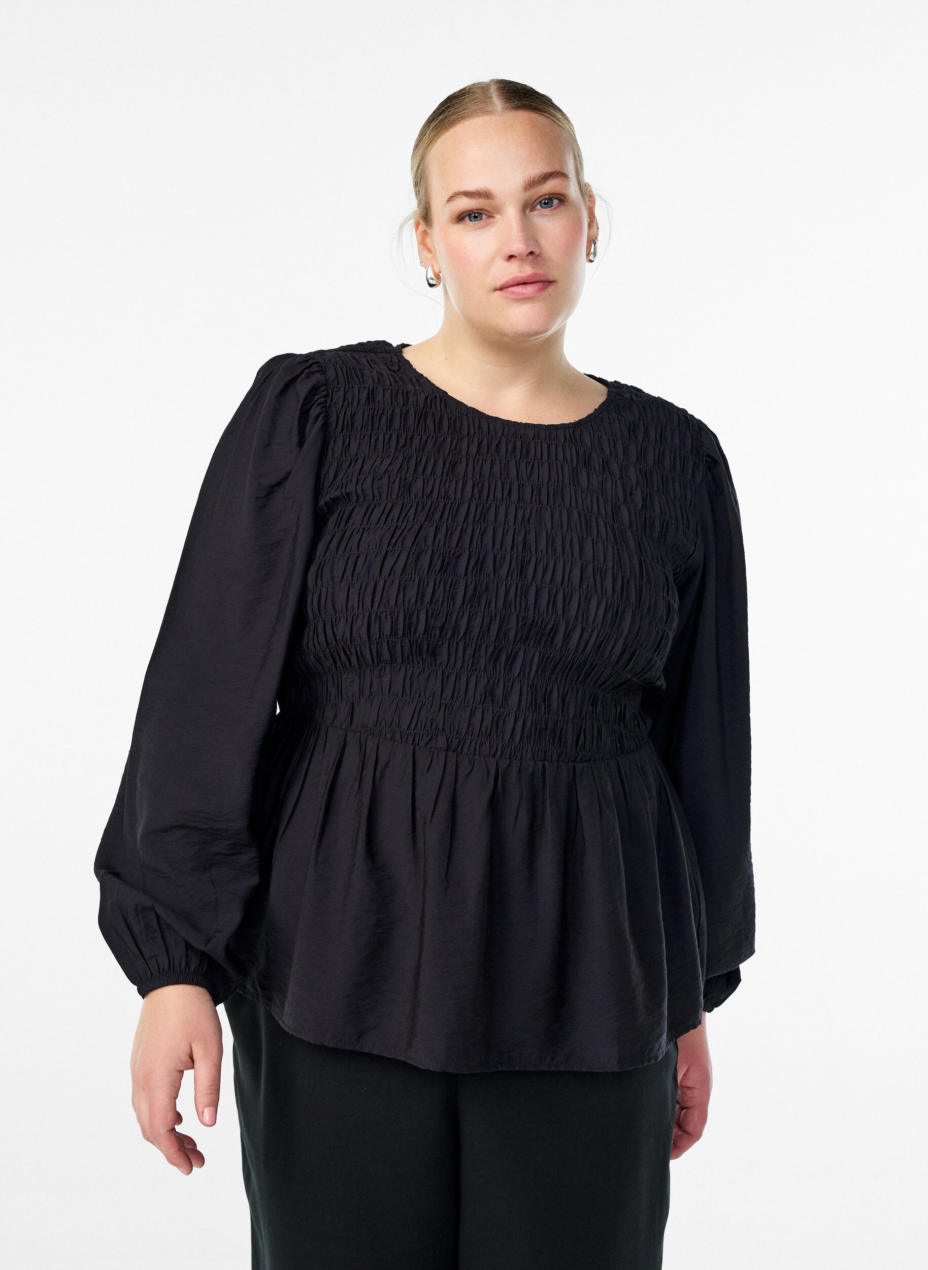ZizziBlus med smock och l&aring;nga &auml;rmar, Svart, Model image number 0