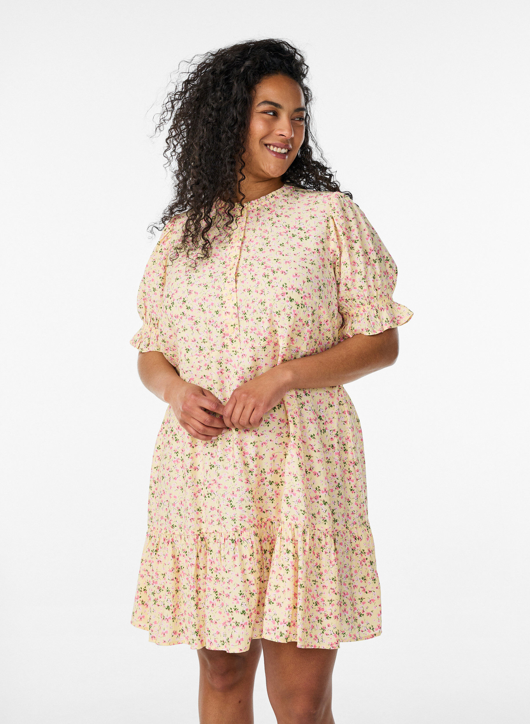 ZizziKort kl&auml;nning i viskos med volangdetaljer, Gul, Model image number 0