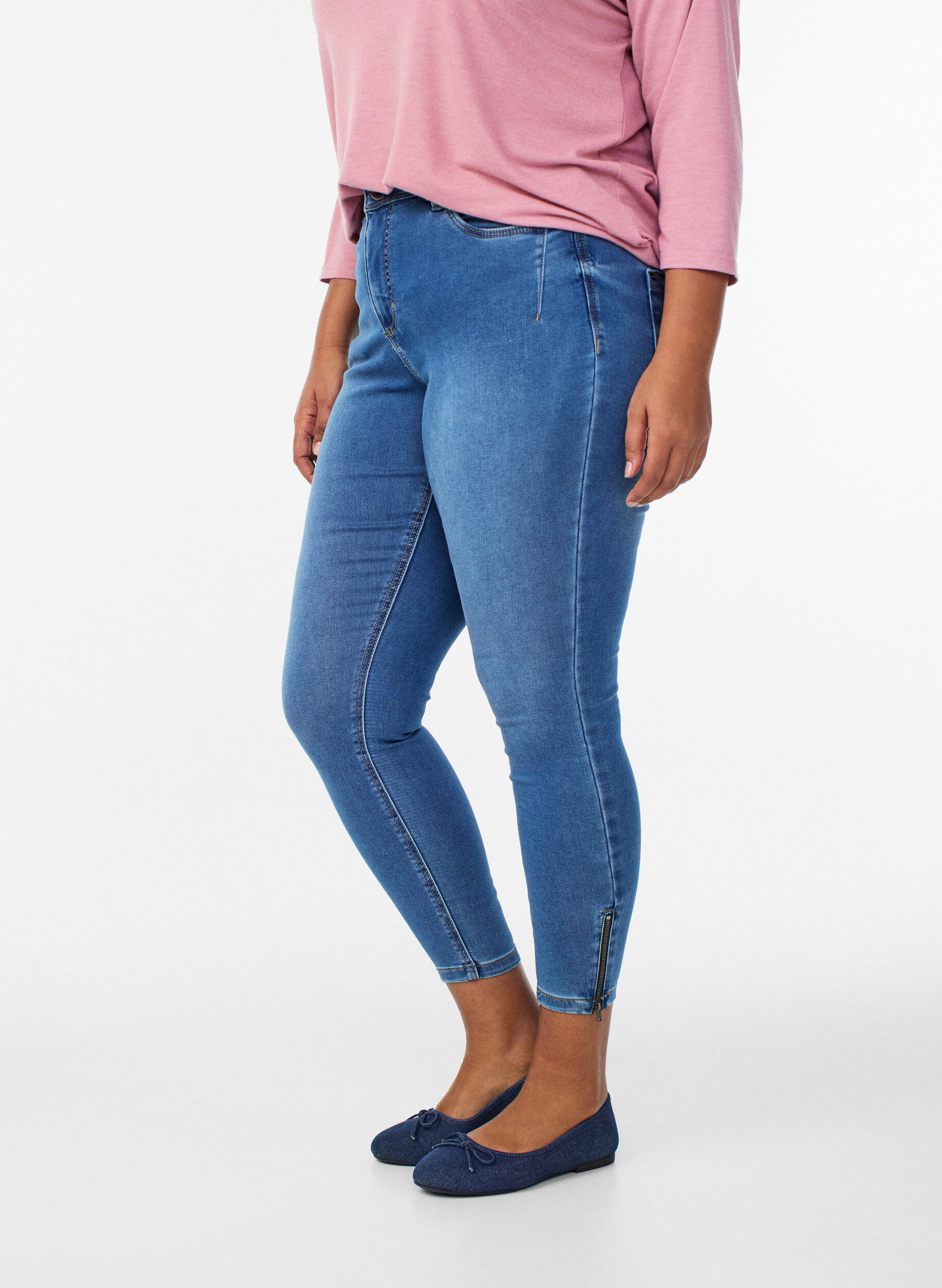 Zizzi Croppade Amy jeans med dragkedja, Bl&aring;, Model image number 2