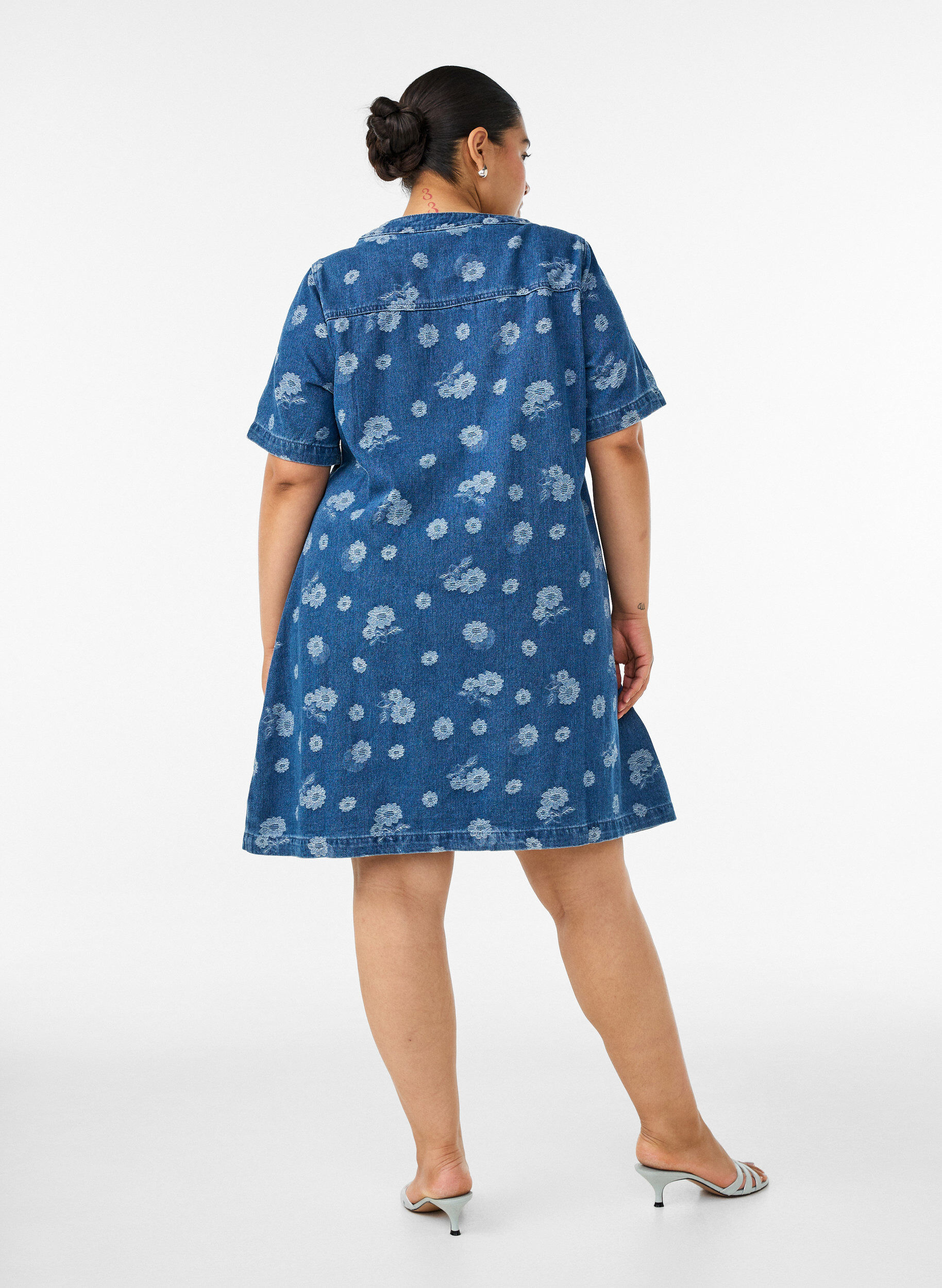 ZizziA-linjeformad kl&auml;nning i denim med blommigt m&ouml;nster, Bl&aring;, Model image number 2